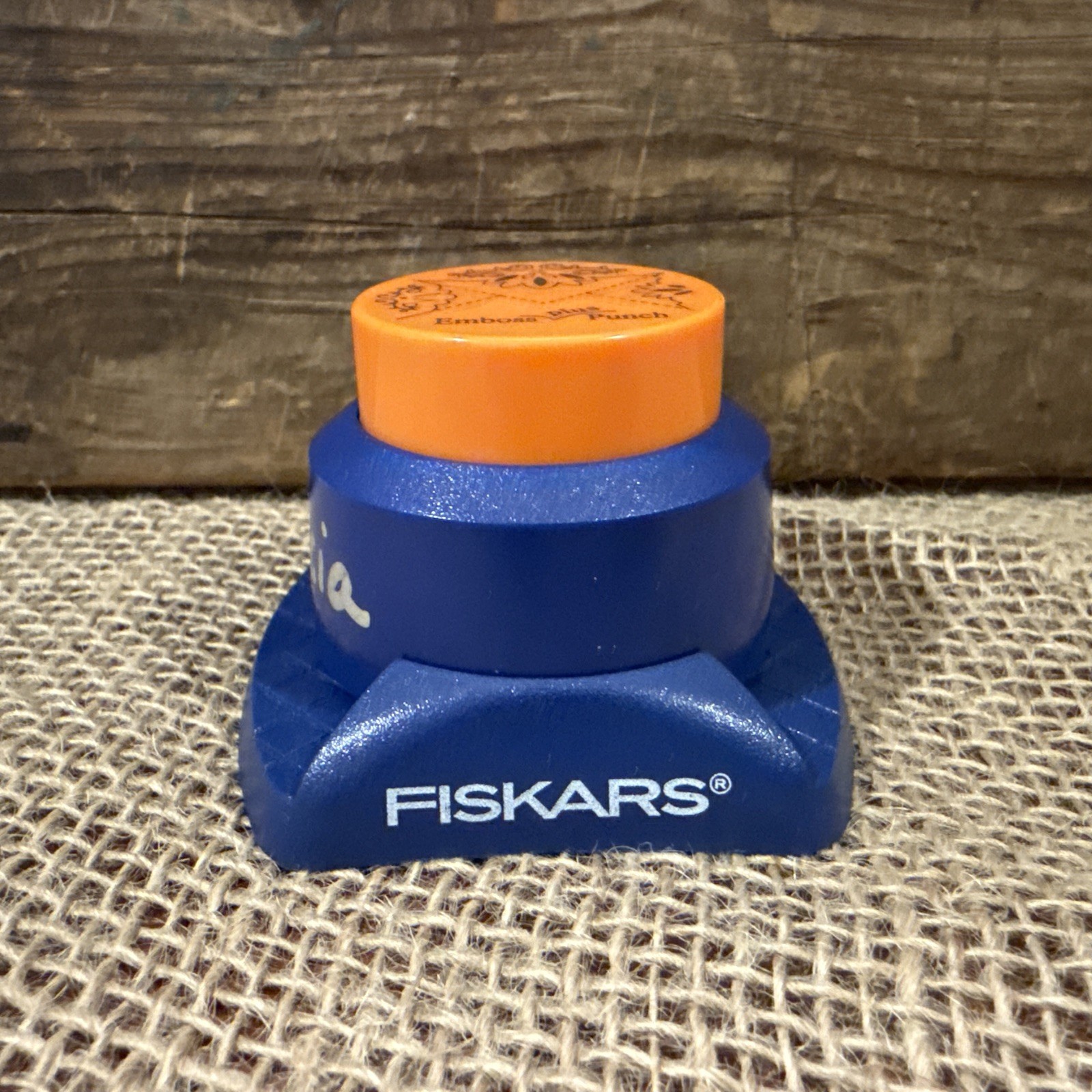 Fiskars Emboss Plus Punch Corner Craft Press Paper Punch #B39-11