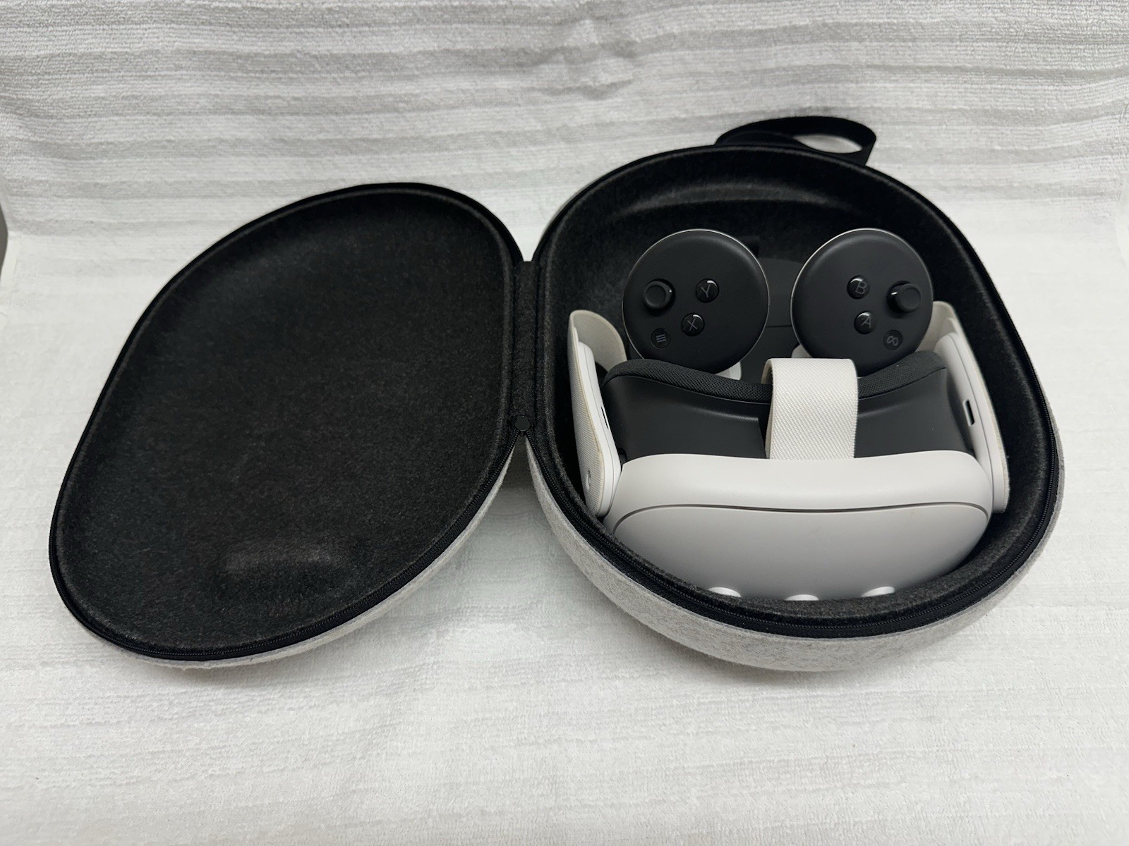 Meta Quest 3 128GB VR Headset w/ Case ***READ***