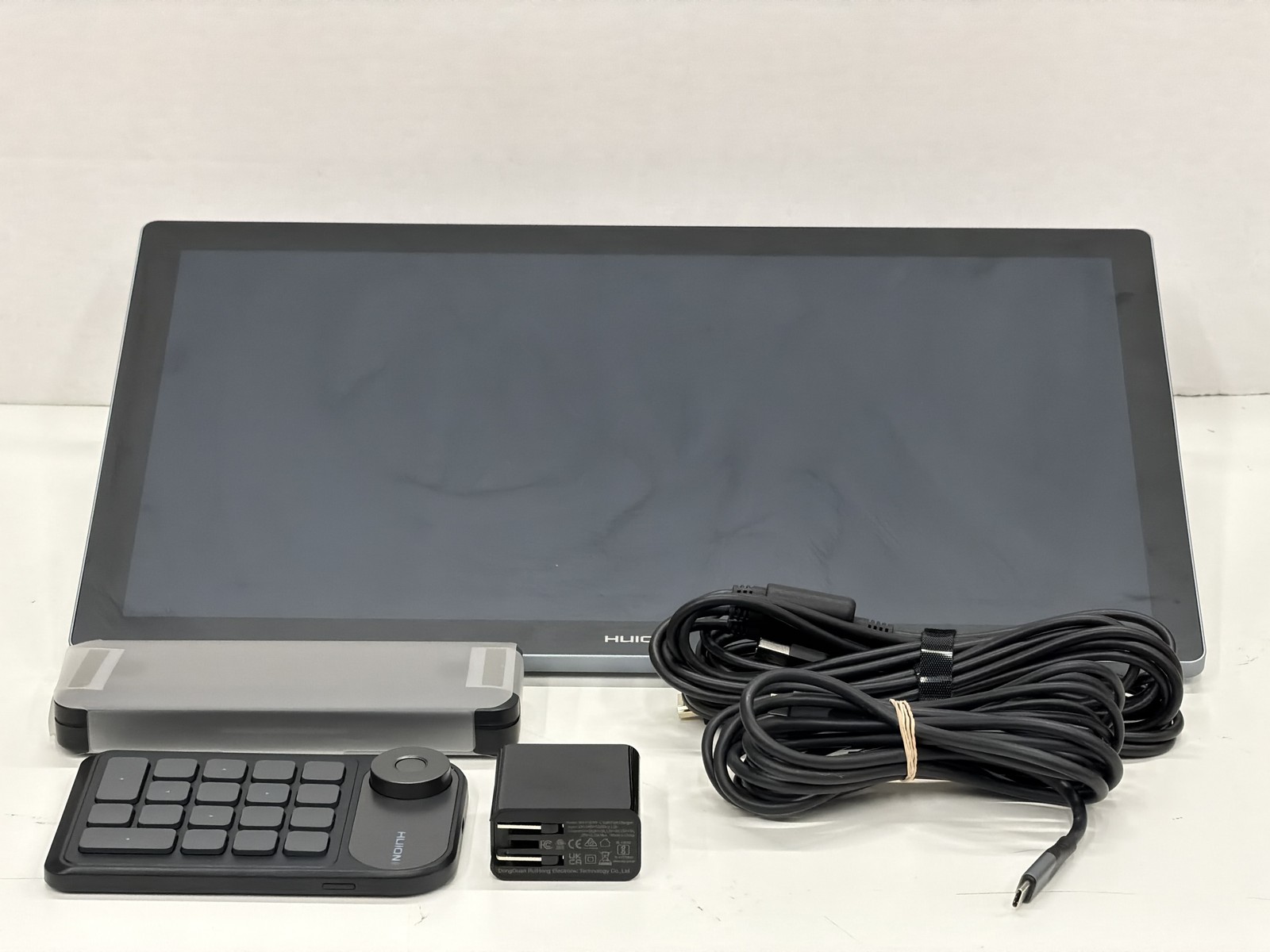 Huion KAMVAS Pro 19 4K Graphics Drawing Tablet 18.4 Inch Pen Display Excellent
