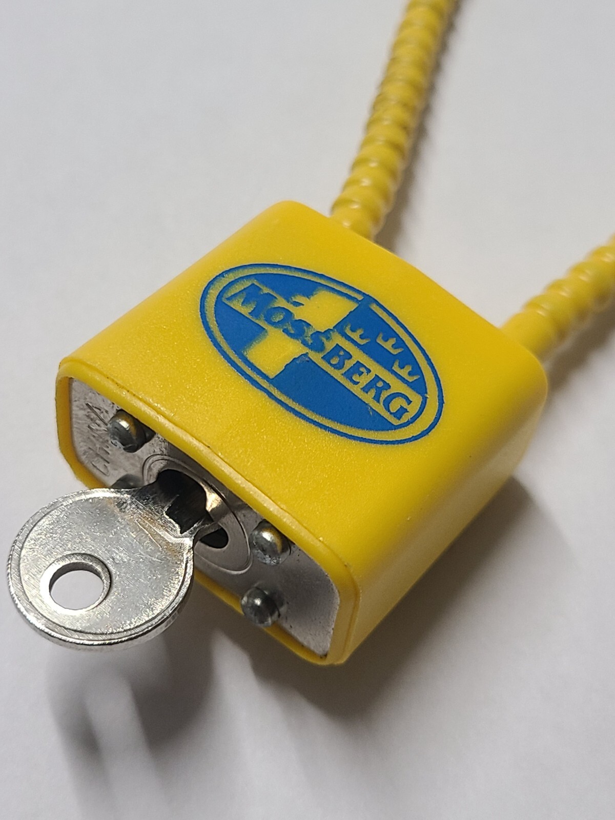 Mossberg Firearm/Gun Safety Cable Lock (w/1 Key & 8" Cable)
