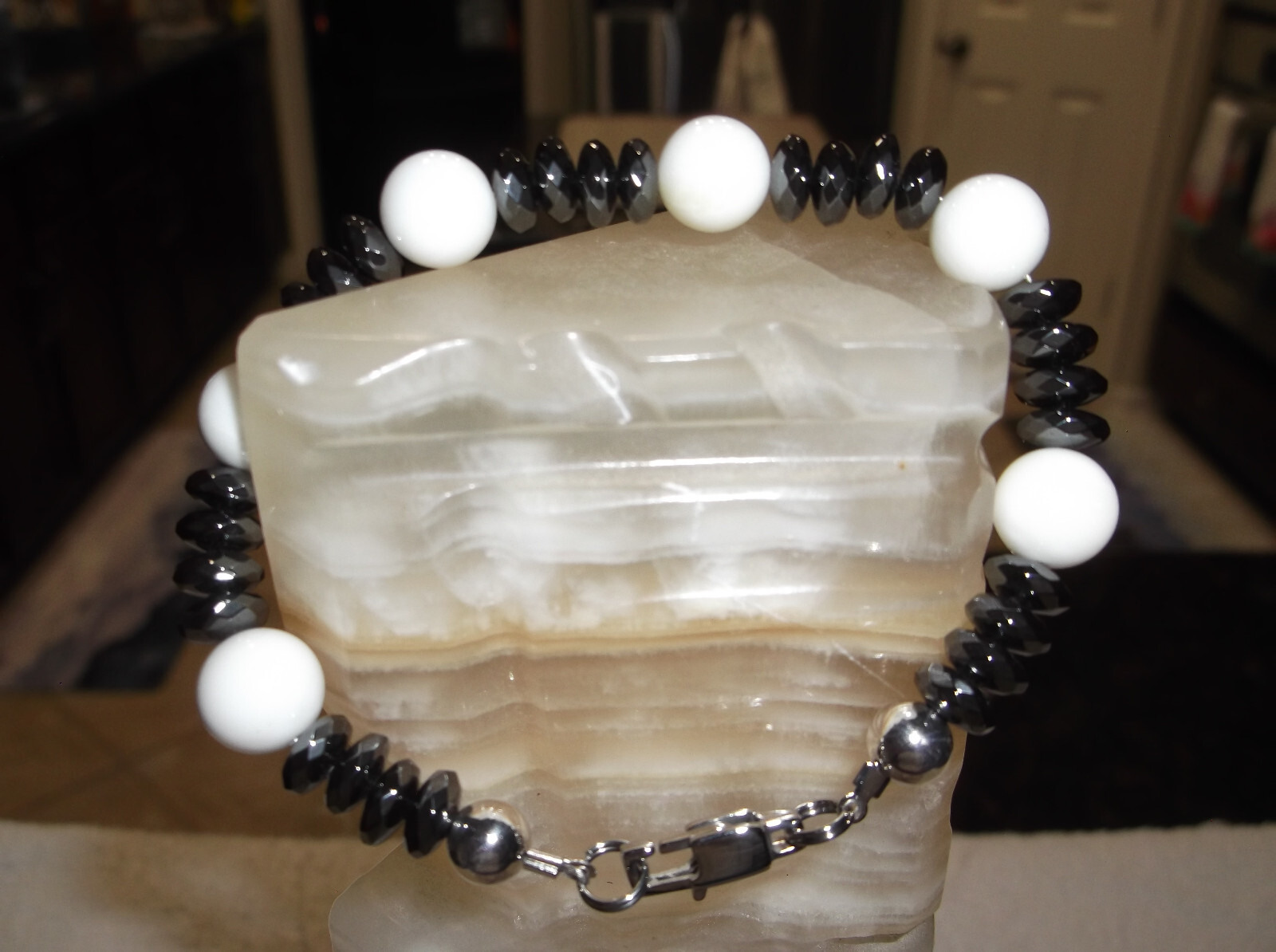 UNISEX HANDMADE 8 1/2" 10 MM WHITE AGATE / HEMATITE BEADED BRACELET