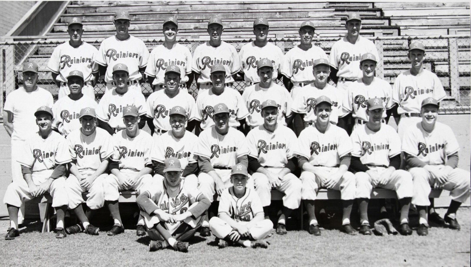 1955 SEATTLE RAINIERS 8X10 TEAM PHOTO BASEBALL PICTURE