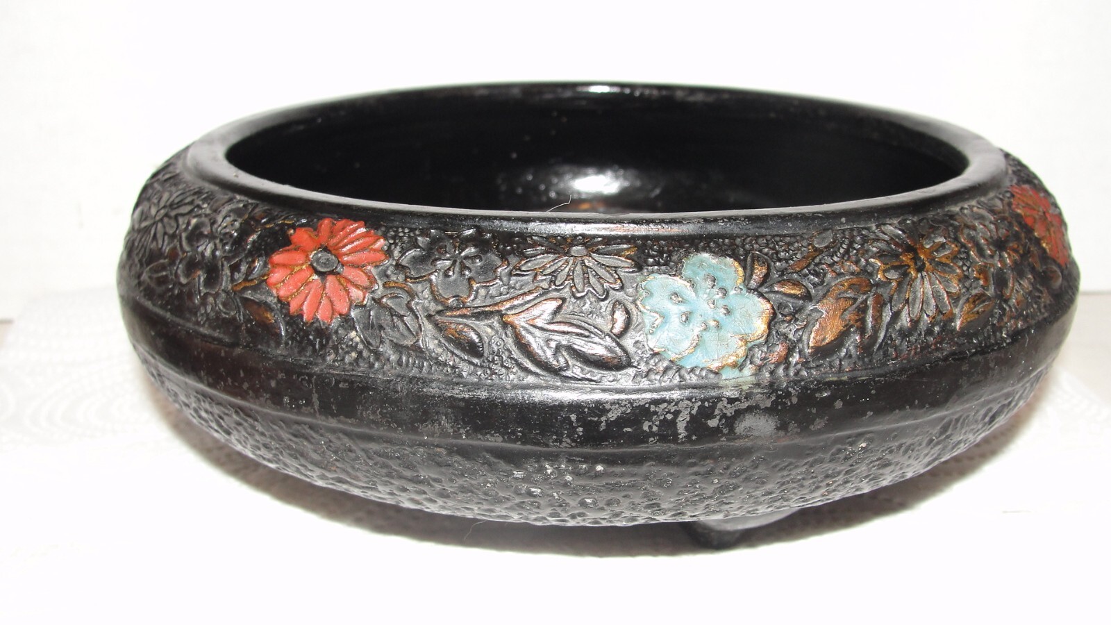 BLACK ORIENTAIL STYLE FLOWER POT W/ FLOWER FROG