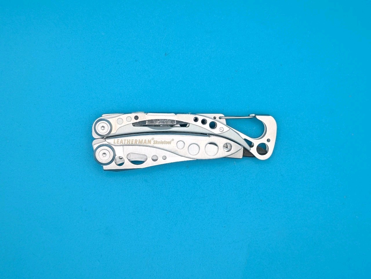 LEATHERMAN Skeletool Multi Tool - Combo Edge Blade Knife Pliers Carabiner!!!