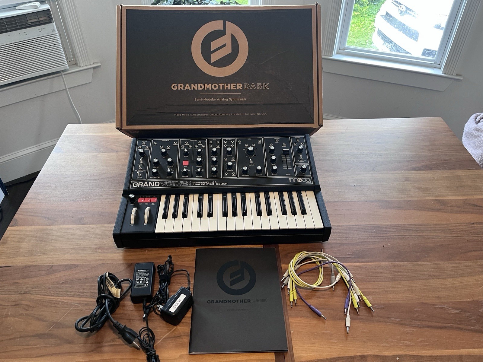 Moog Grandmother 32-Key Semi-Modular Analog Synthesizer Dark Version, Excellent!