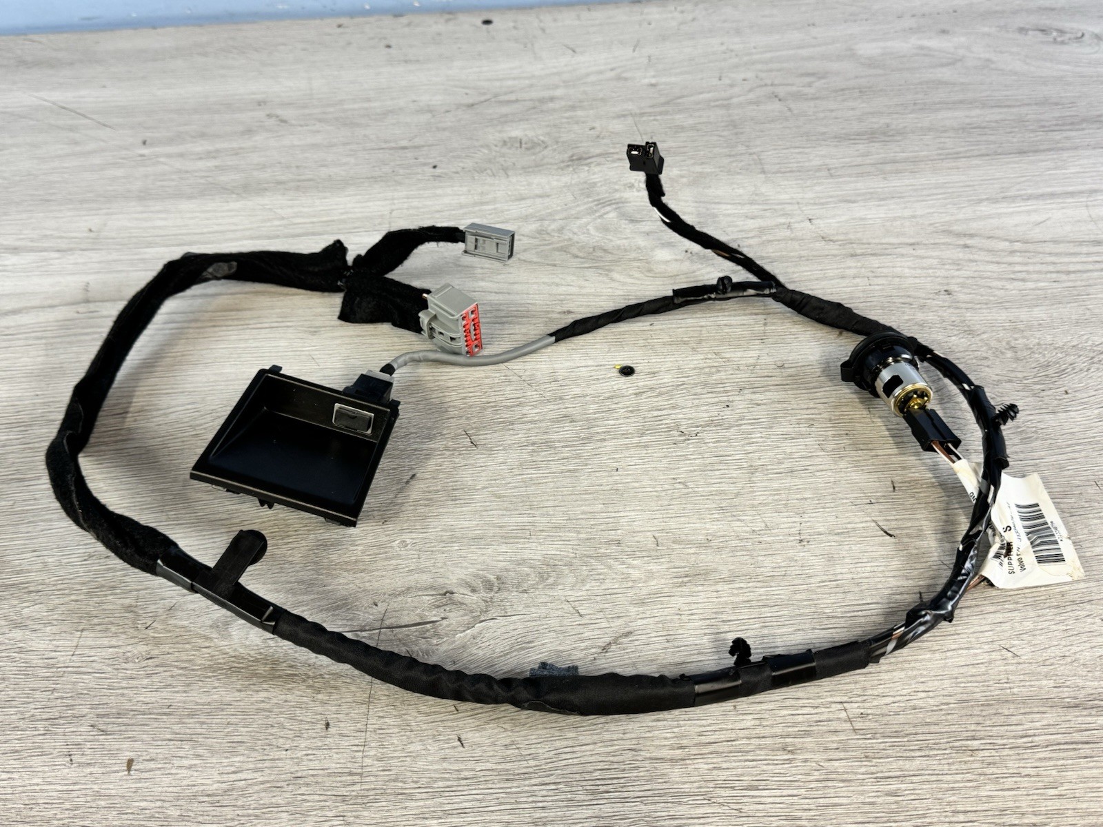VOLVO V40 USB POWER PORT SOCKET OUTLET WITH TRAY MOUNT AND WIRING LOOM 31306768