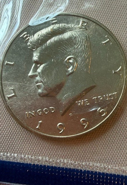 Lot of (5) 1995P Kennedy halves in cello from mint sets (5 coins)