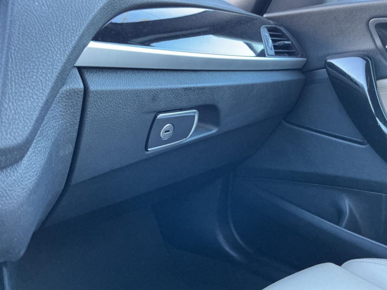 228I      2016 Glove Box 4909902