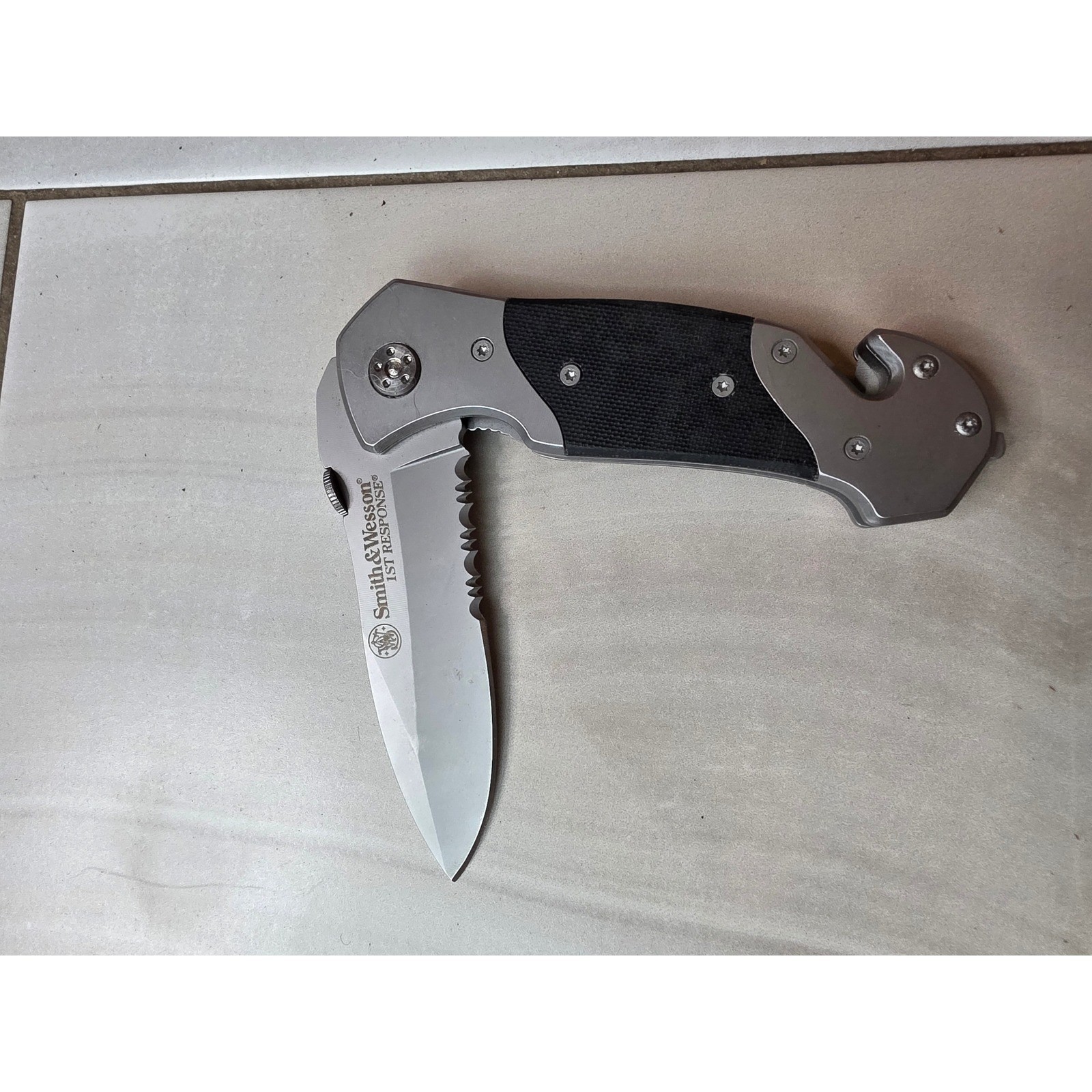 Smith & Wesson 1st Response SWFRS Folding Knife Serrated Blade Rescue Tool F1