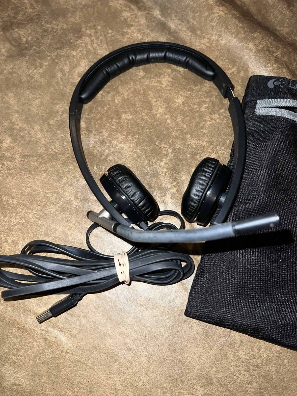 2M Logitech A-00057 USB Headset with Microphone Storage Bag - Tested and Working