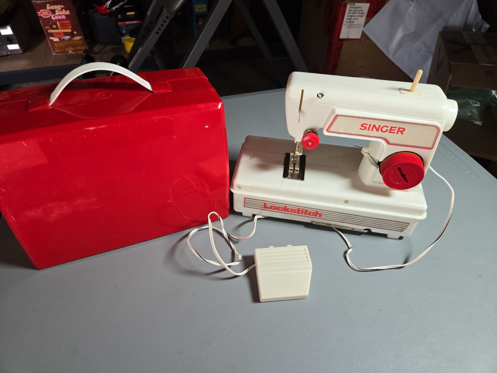 Vintage SINGER Lockstitch Sewing Machine for Children 7+ Battery Operated