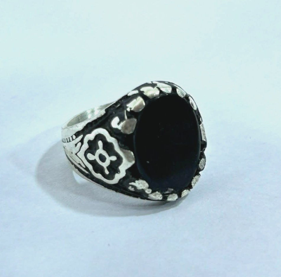 Modern 925 Sterling Silver Ring with Black Onyx - 7g - Size 8 US