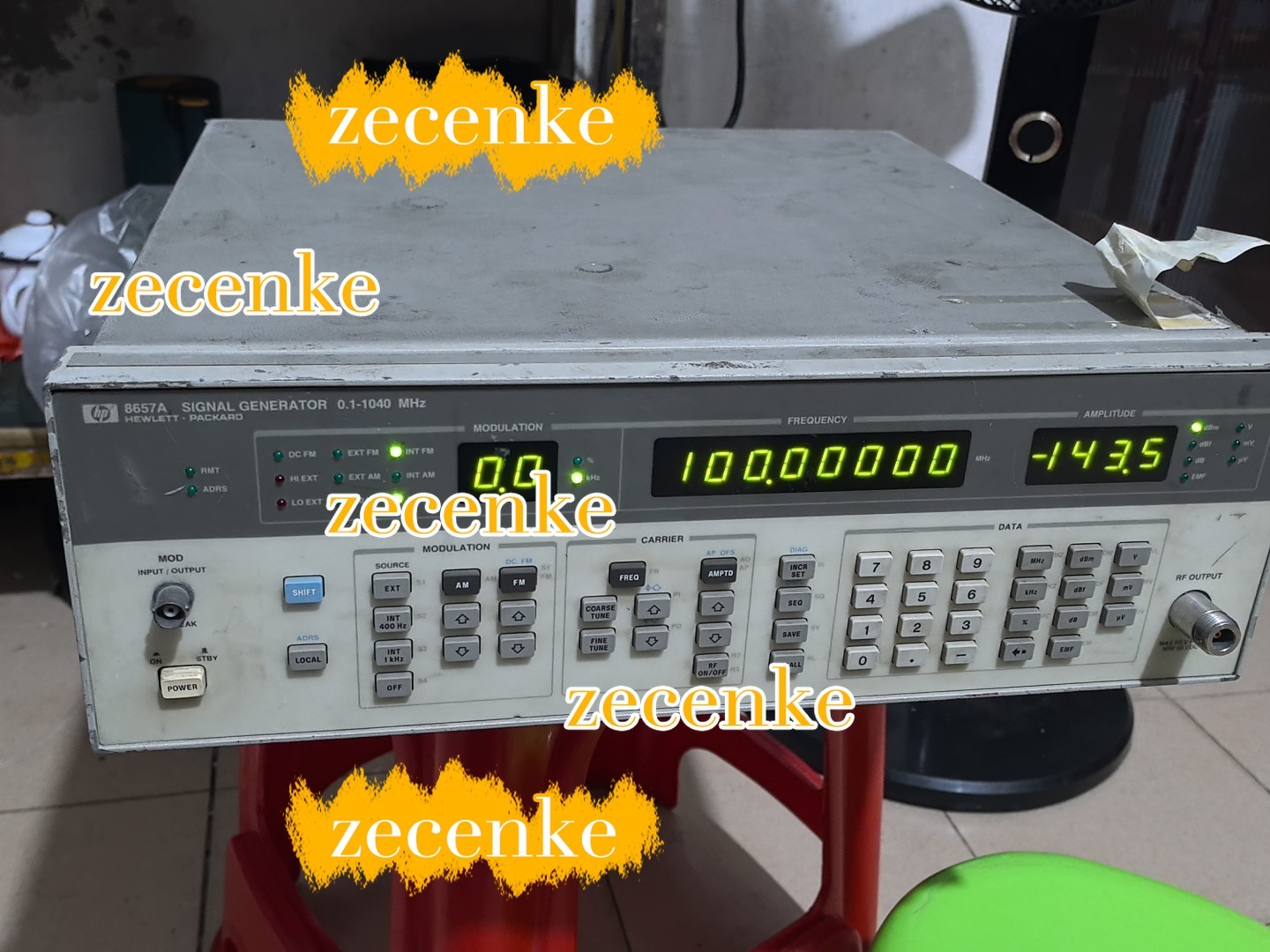 Agilent / HP 8657A Signal Generator, 100 kHz to 1040 MHz