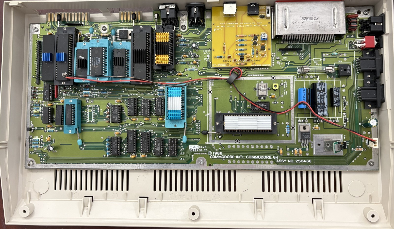 COMMODORE 64C COMPUTER 250466 HEATSINKS TESTED AND WORKING ZIF64