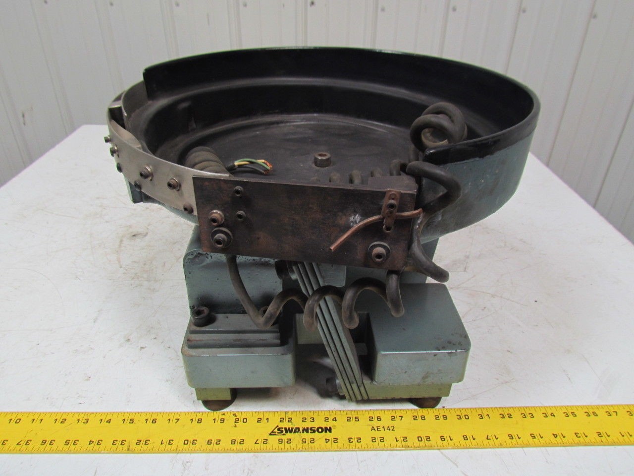 Parts Feeders DU150 Vibratory Parts Feeder 17" dia X 4" BowL 2 Rounds 7/8" 115V