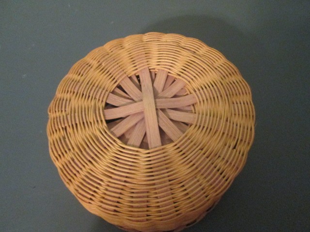 Wicker basket round 9x5 light color