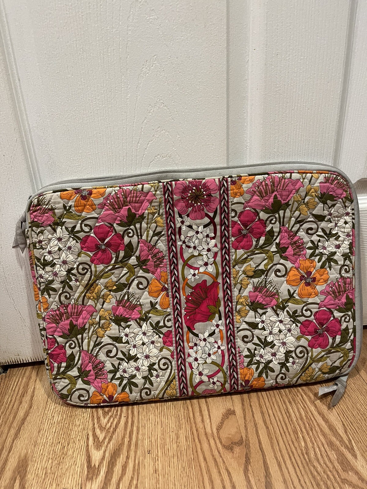 Vera Bradley, Woman, Laptop Cover, floral pattern. Zipper, internal lining!