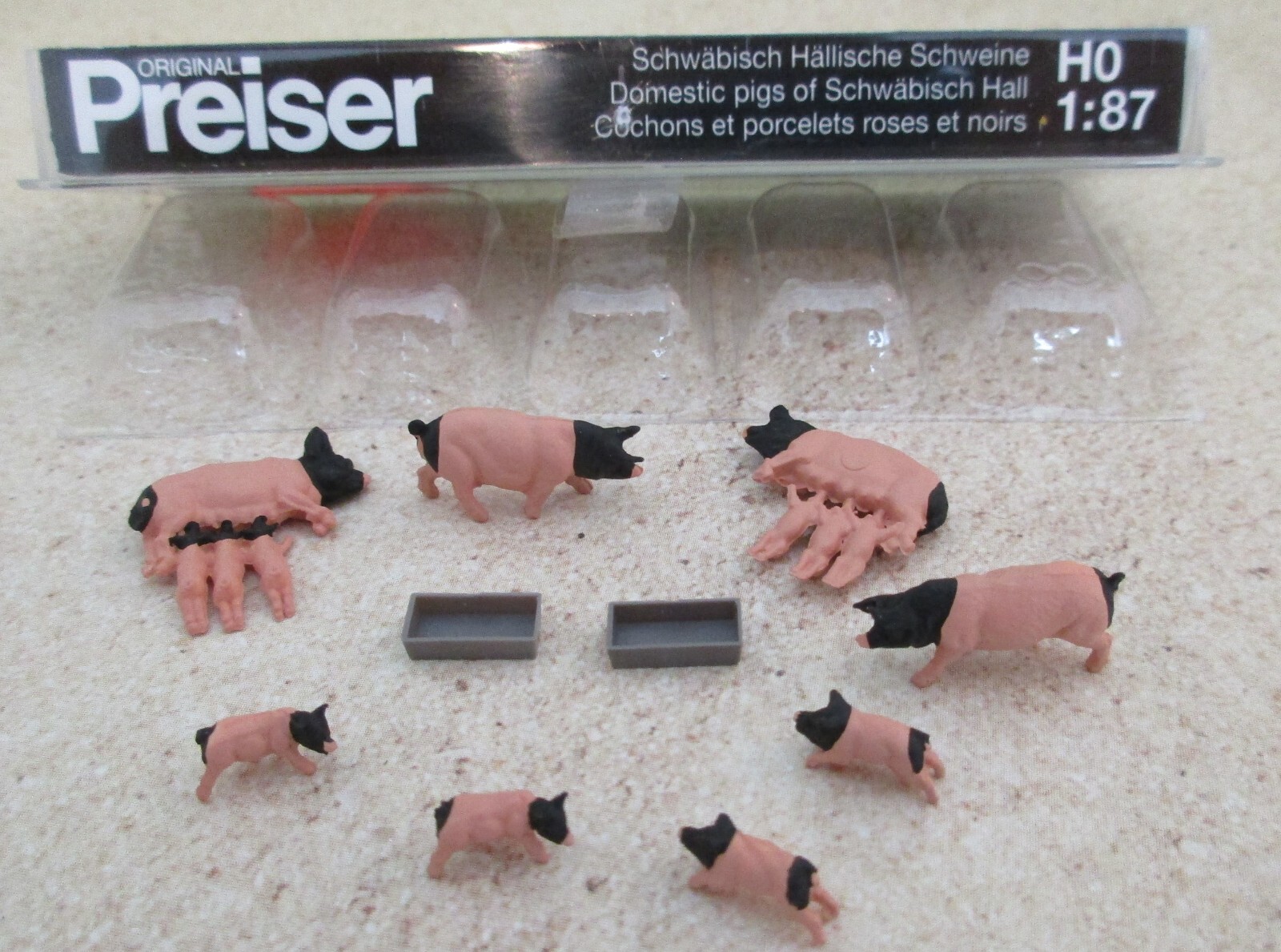 Preiser (HO 1:87) - Pigs with Newborn Suckling Piglets  #10149