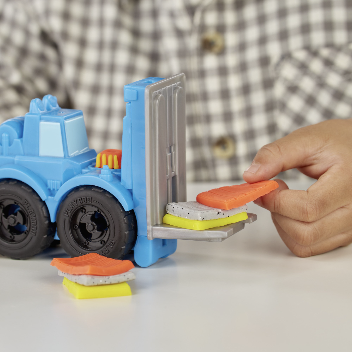 Play-Doh Wheels Crane and Forklift, Cement Buildin' Compound + 2 Colors (6 oz)