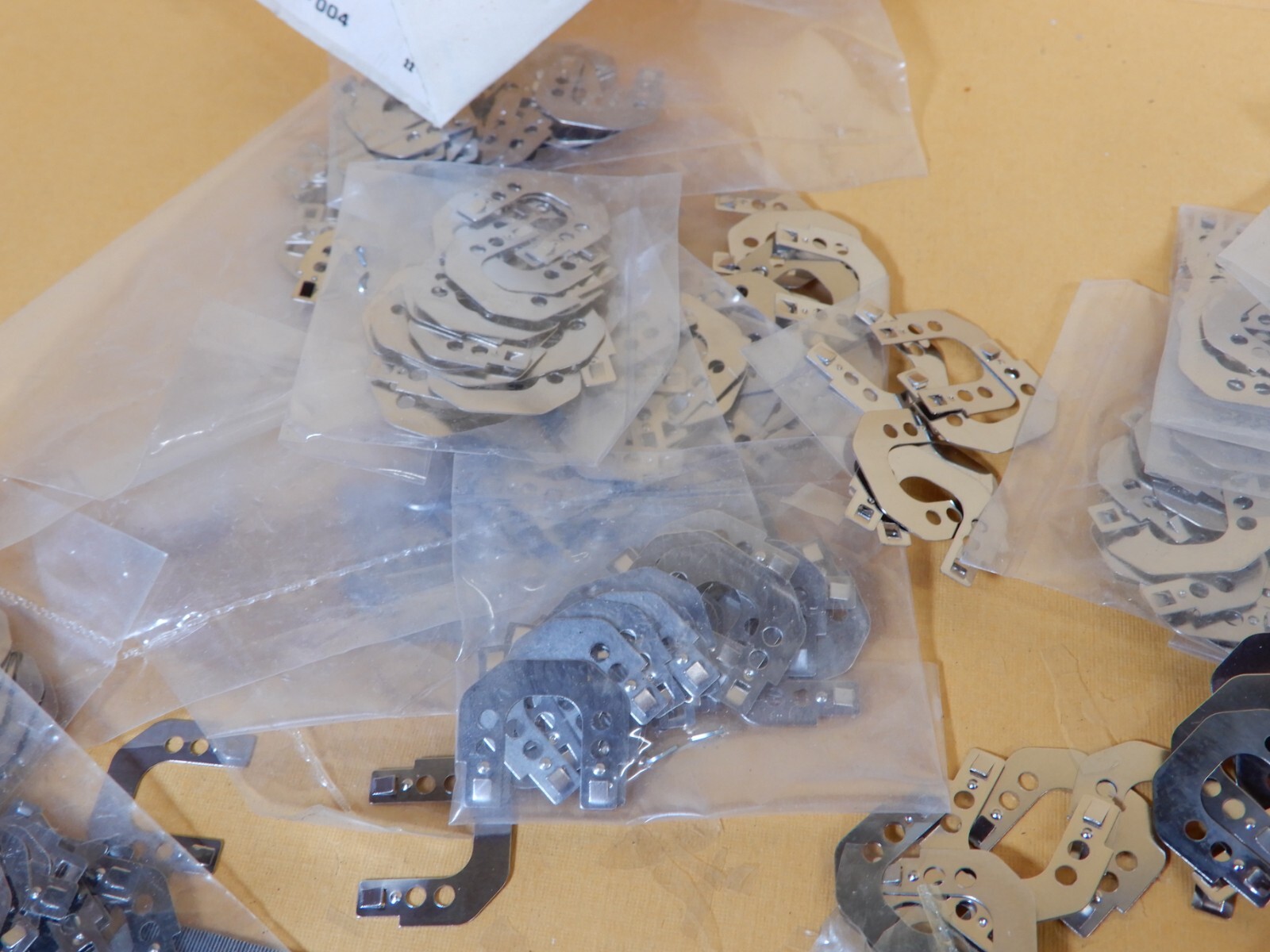IDEC SR2P-06 Spring Hold Down Clips Qty 100+ NOS