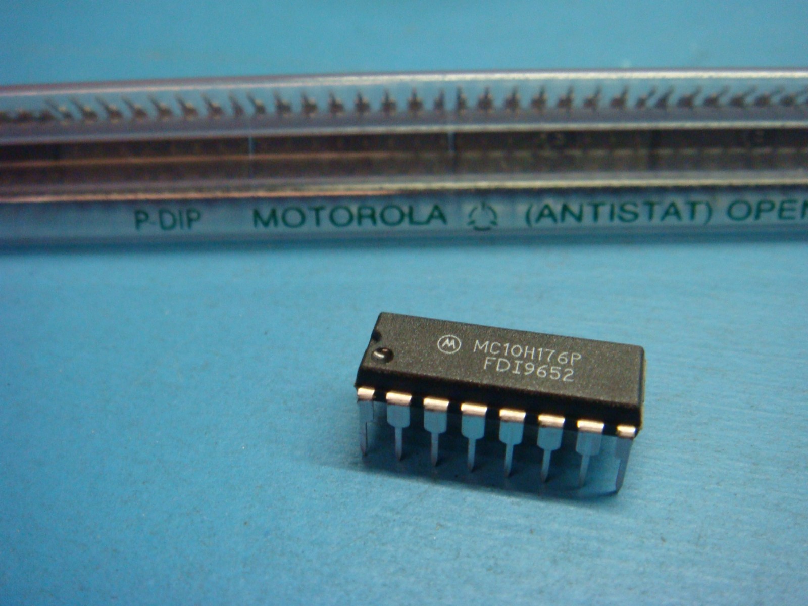(5) MOTOROLA MC10H176P MECL 10H HEX D-TYPE MASTER SLAVE FLIP FLOP 16 PIN DIP