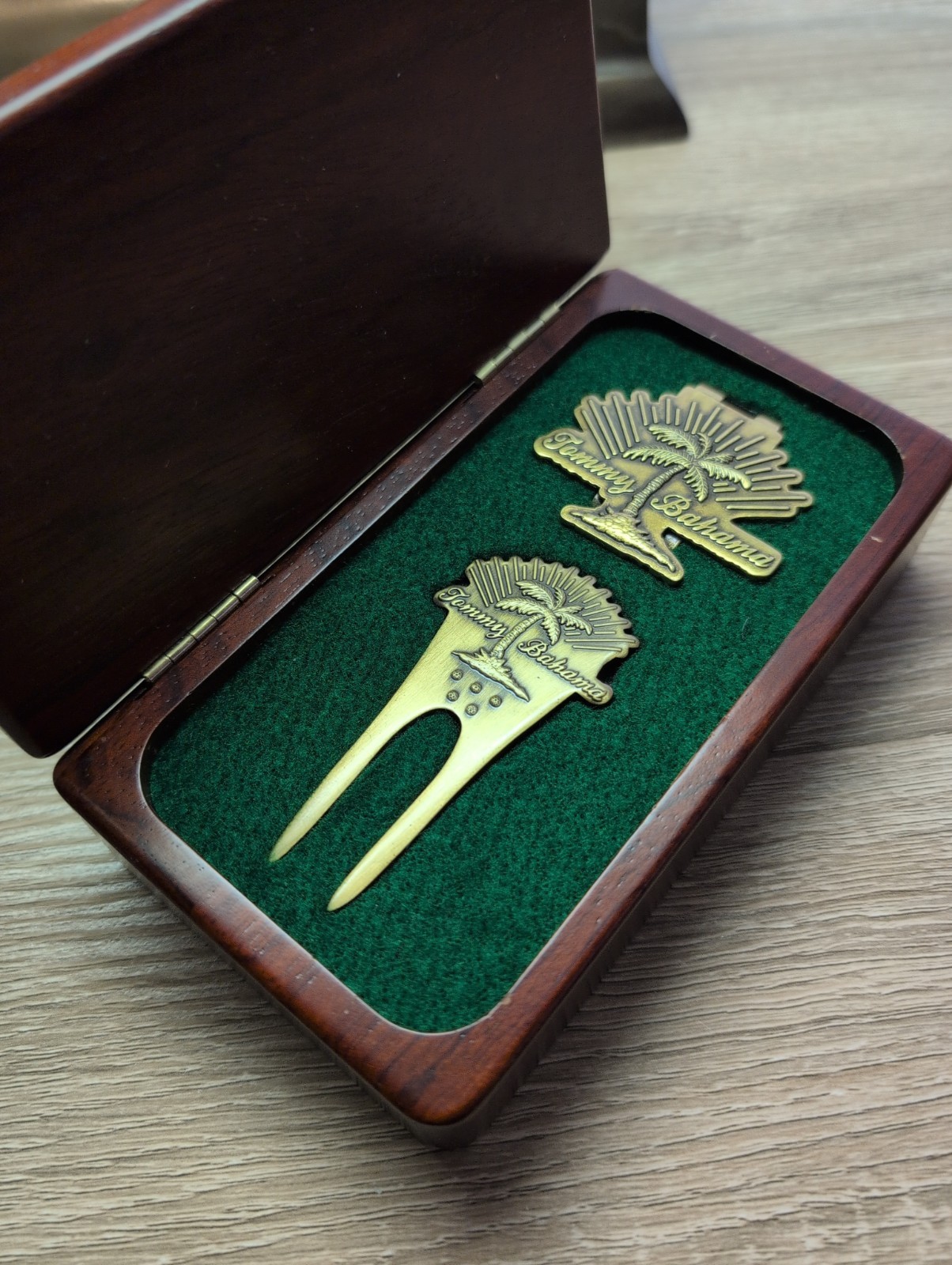 Tommy Bahama golf divot tool and money clip set In decorative Box- New unused