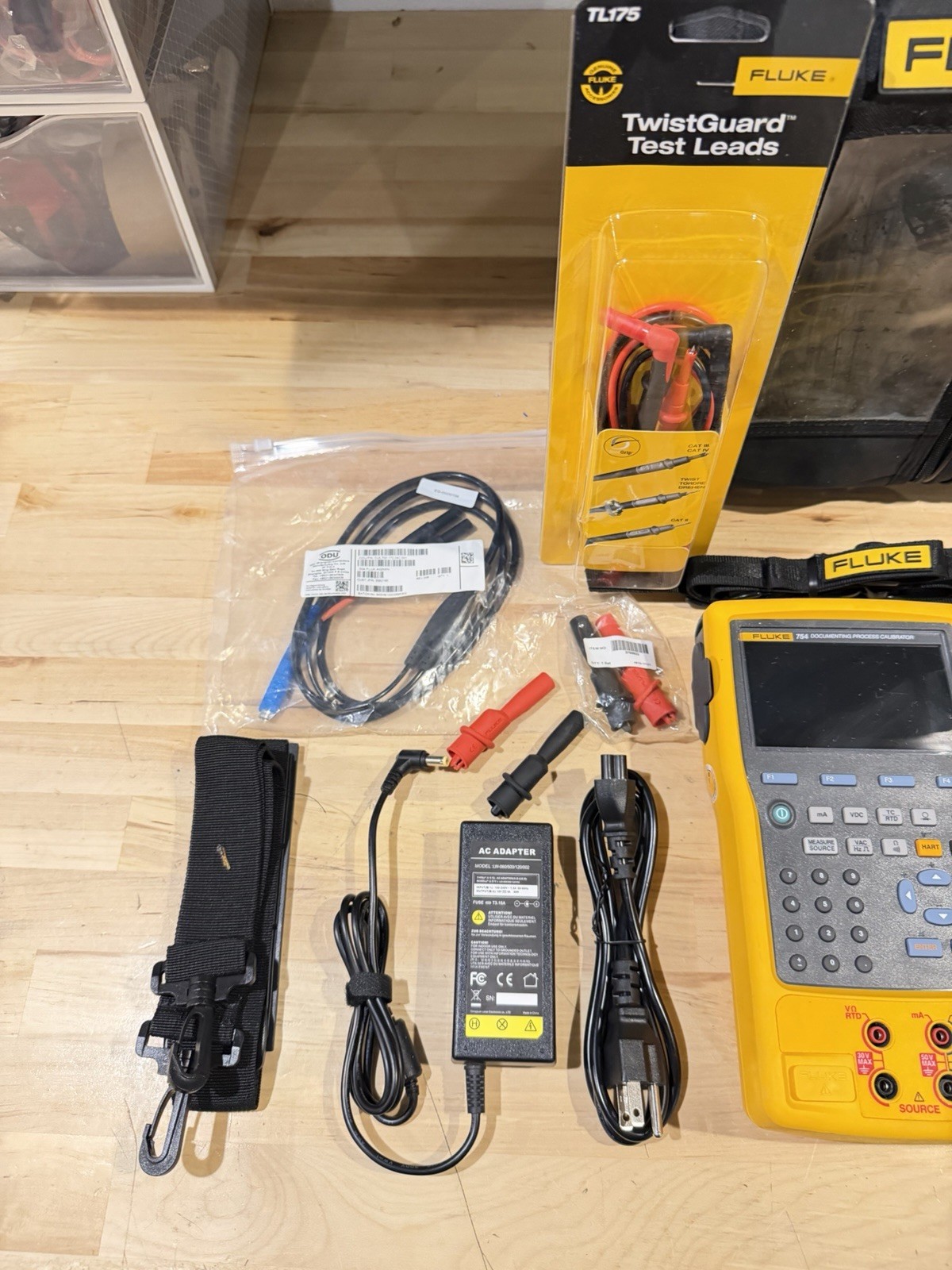 FLUKE 754 DOCUMENTING PROCESS CALIBRATOR W/ ACCESSORIES (TESTED) FREE SHIPPING