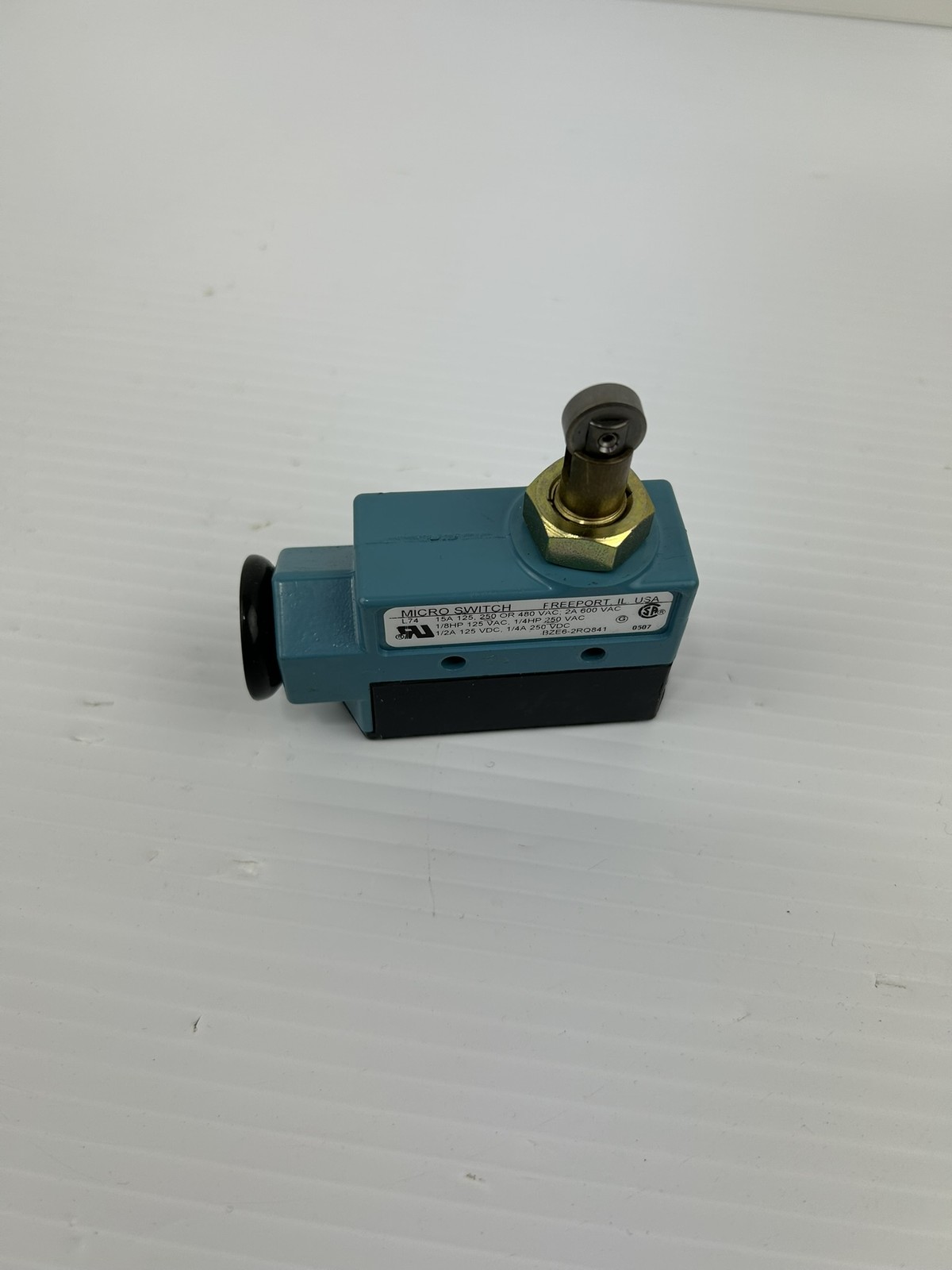 Honeywell BZE6-2RQ841 Micro Limit Switch with Roller