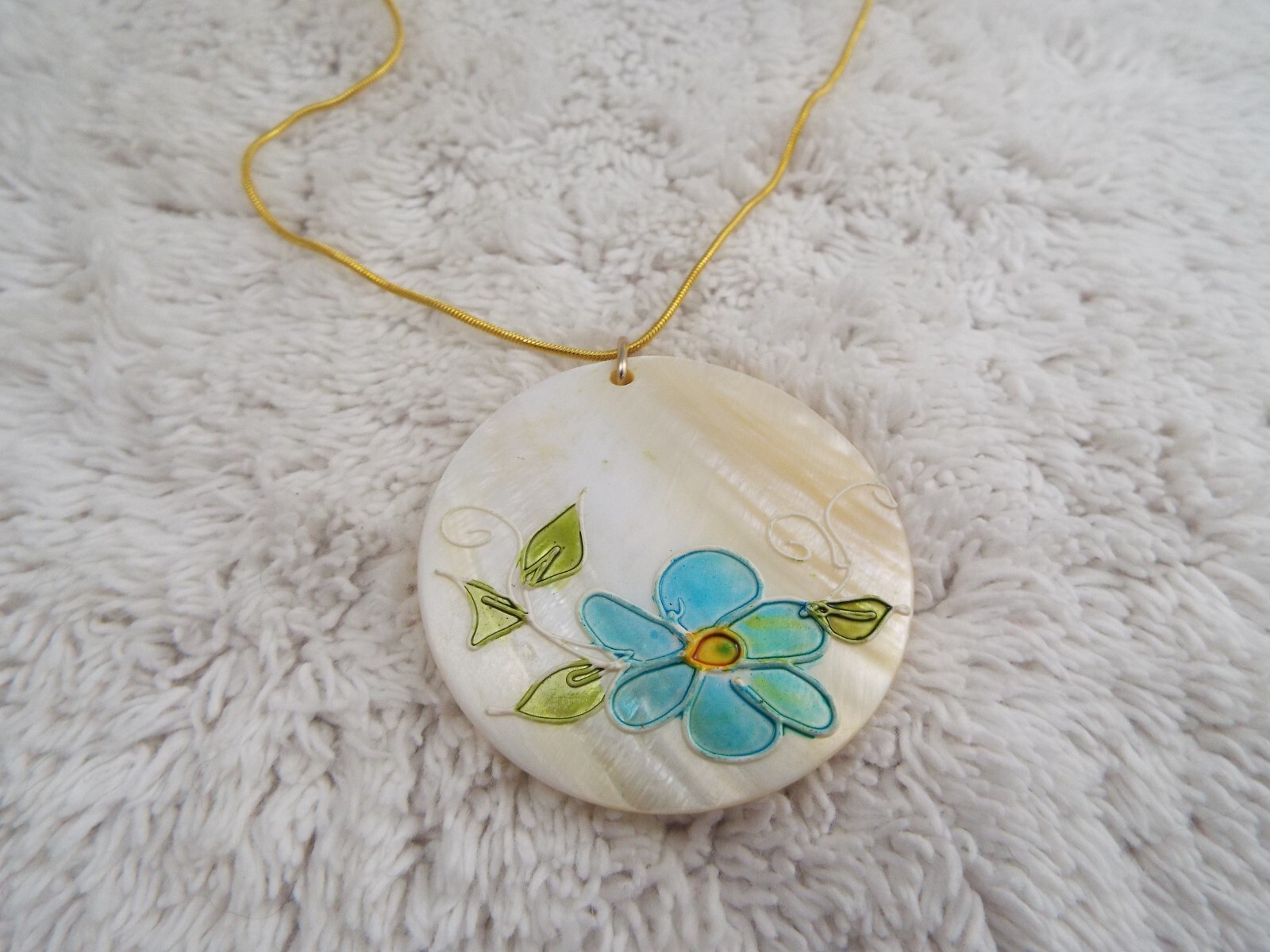 Goldtone White Blue Flower Shell Pendant Necklace (B34)