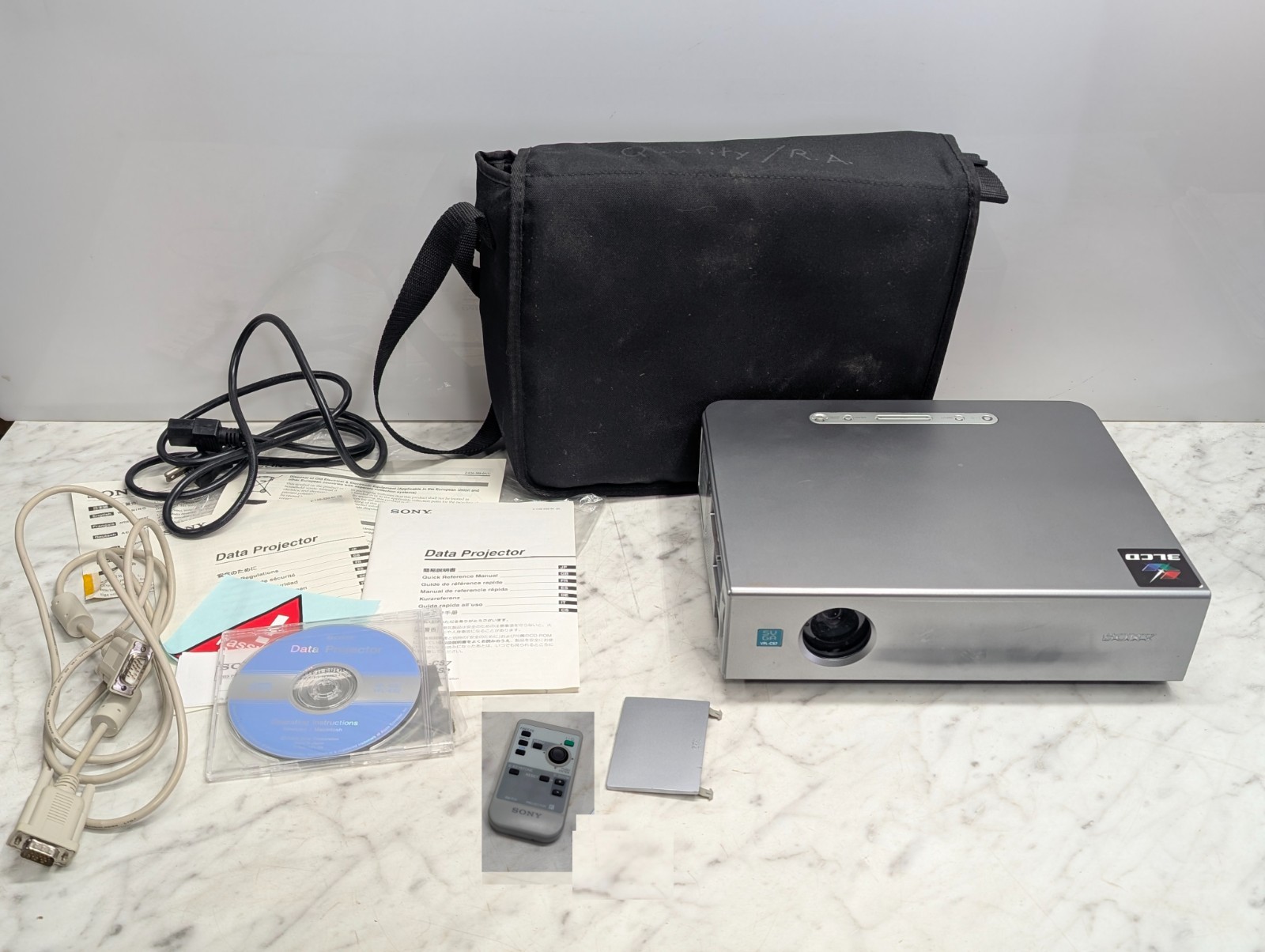 FOR PARTS / BROKEN -- SONY VPL-CS7 Data Projector  SVGA 3LCD With Bag & Remote