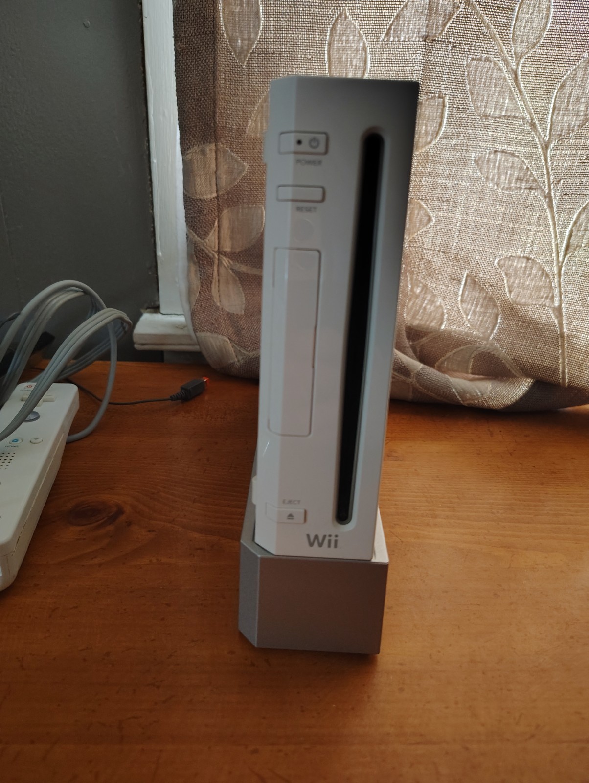 Nintendo Wii Bundle White, One Wiimote, Sensor, Cords and a Stand RVL-001