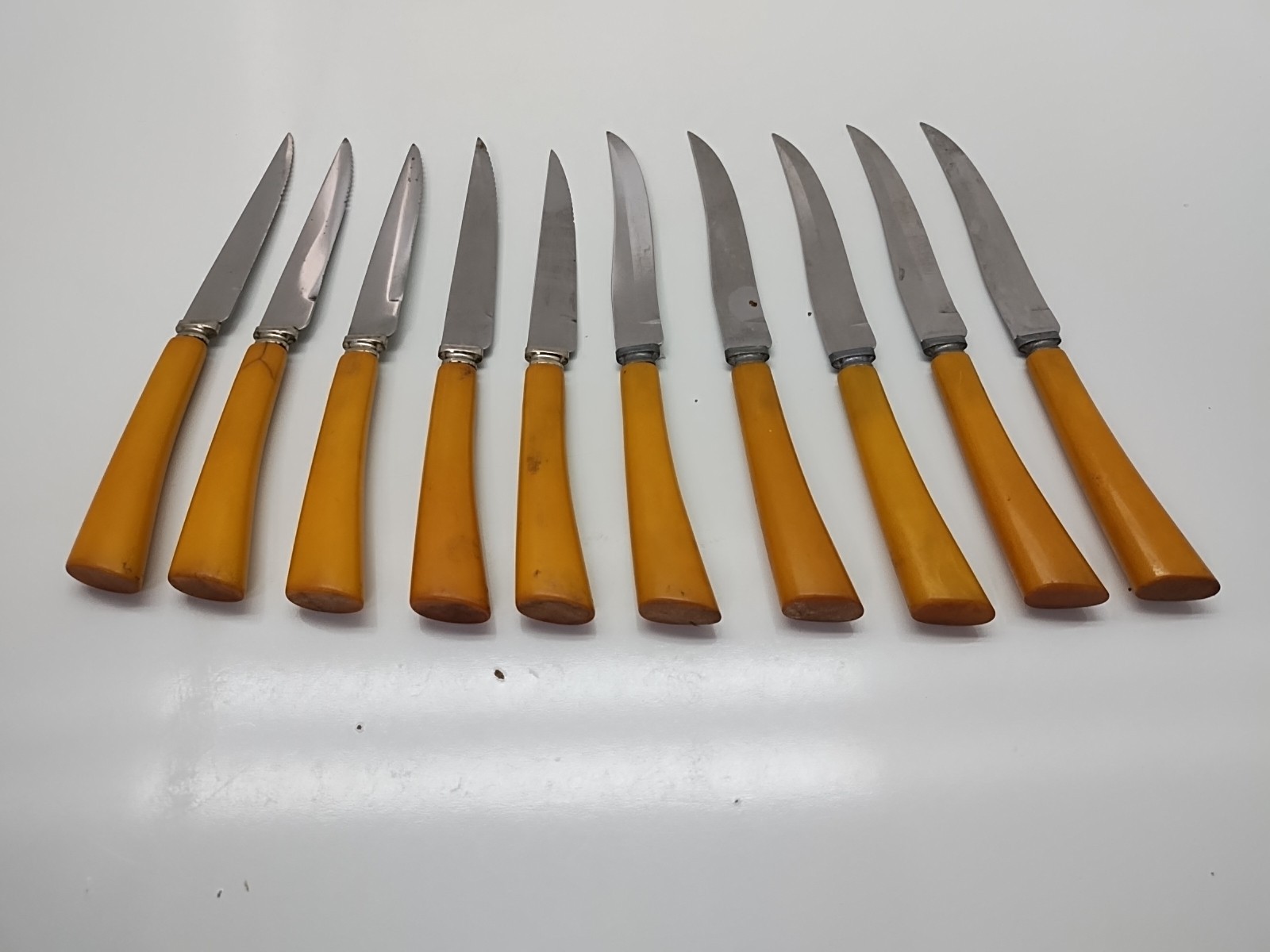 vitage bakelite 8 knive set