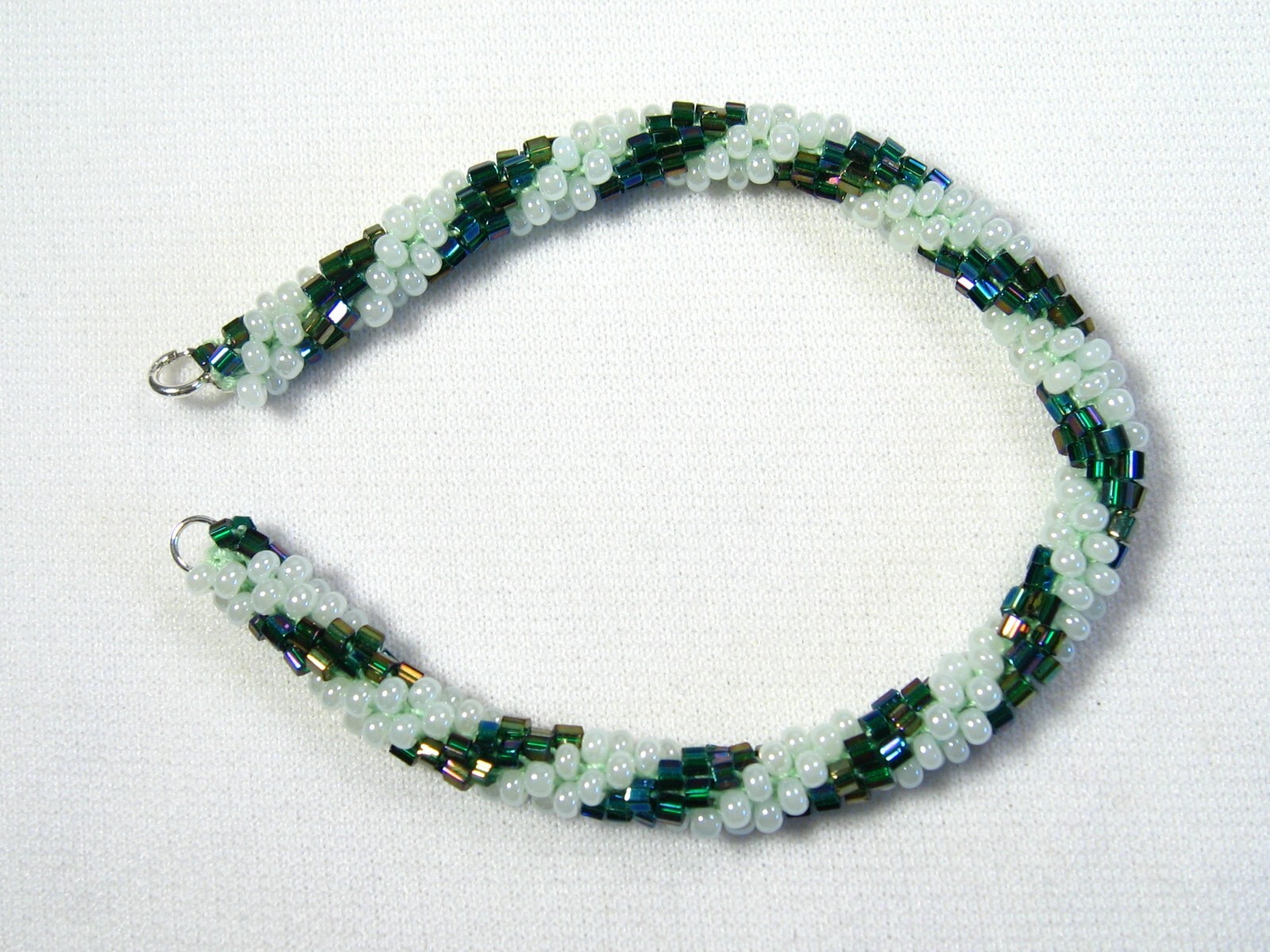 Lyn's Jewelry Green and White Beaded Bracelet 7 1/2"