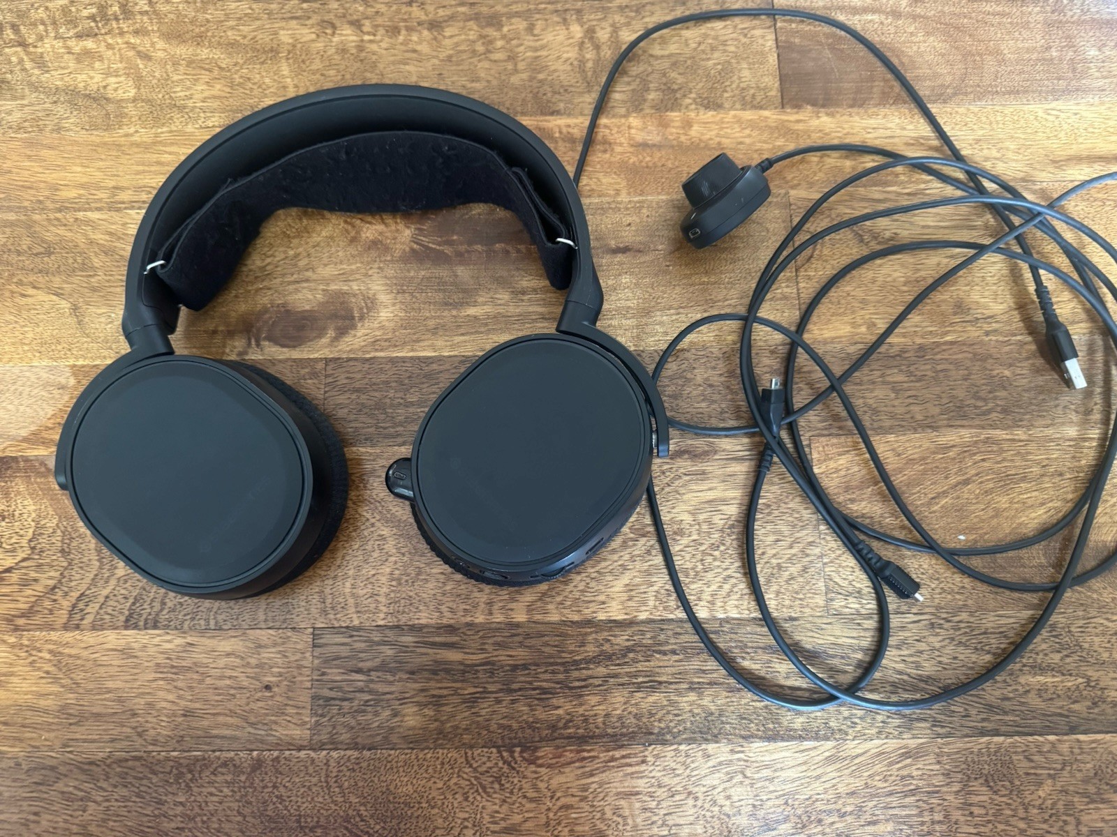 SteelSeries Arctis 5 Wired Over-Ear Gaming Headset with mix dial