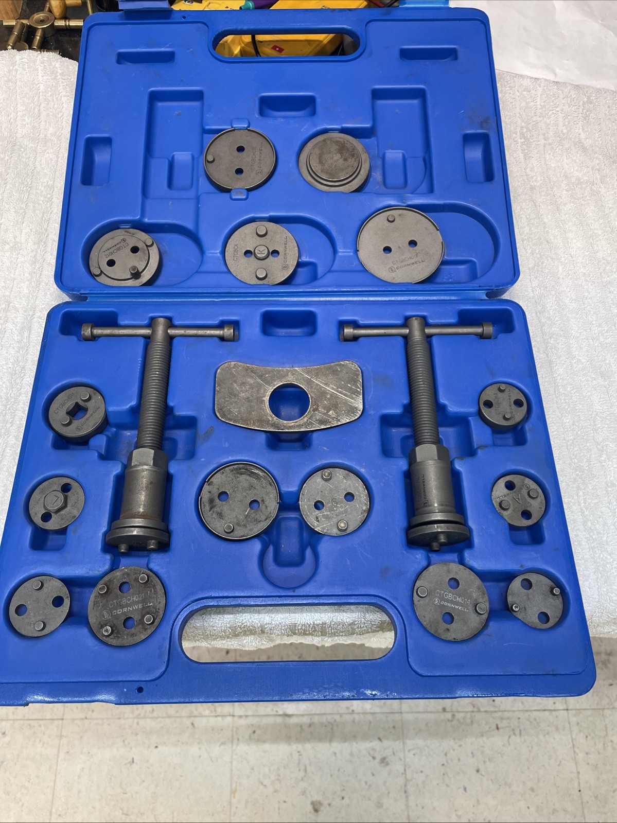 Cornwell CTGBC18 Universal 18 Piece Disc Brake Caliper Set Snap Latch Case MINT