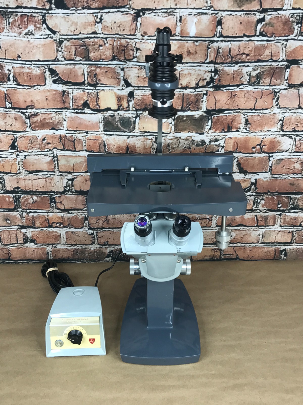 American Optical 1810 Inverted Microscope w/ 1051 Light Source & 3 Objectives