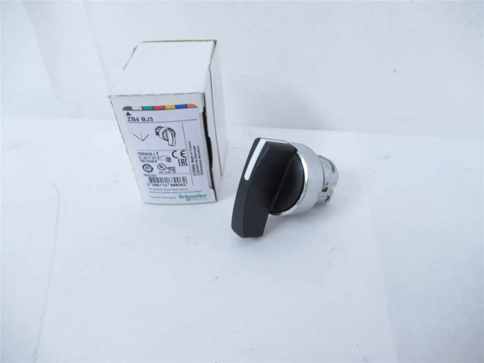 244654 New In Box; Schneider ZB4 BJ3 Switch Selector 3 Position Non Illum 22mm