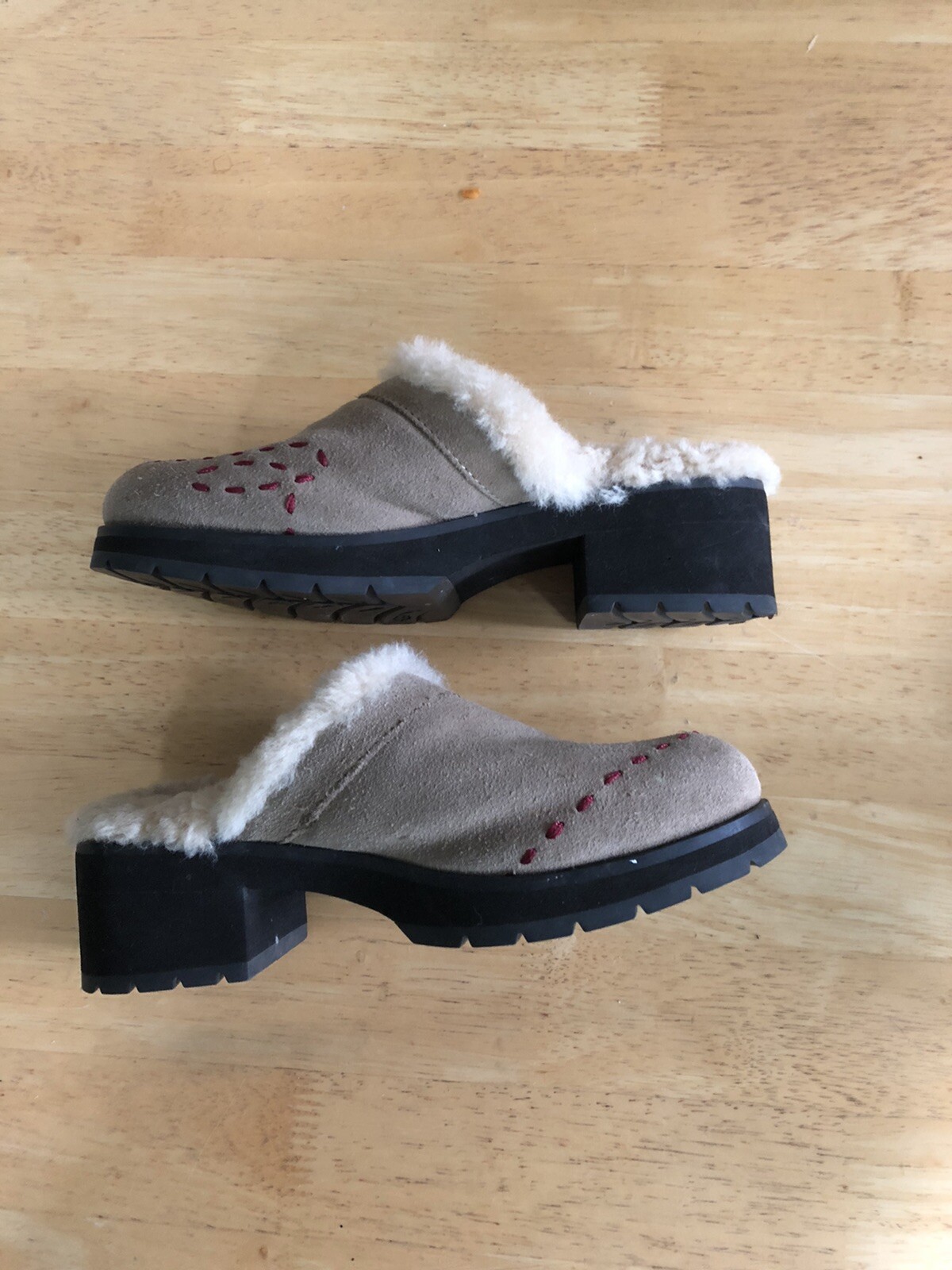 UGG Australia 5223 Clogs Tan Taupe Beige Light Sz 3, Shipskin Fur-Women.