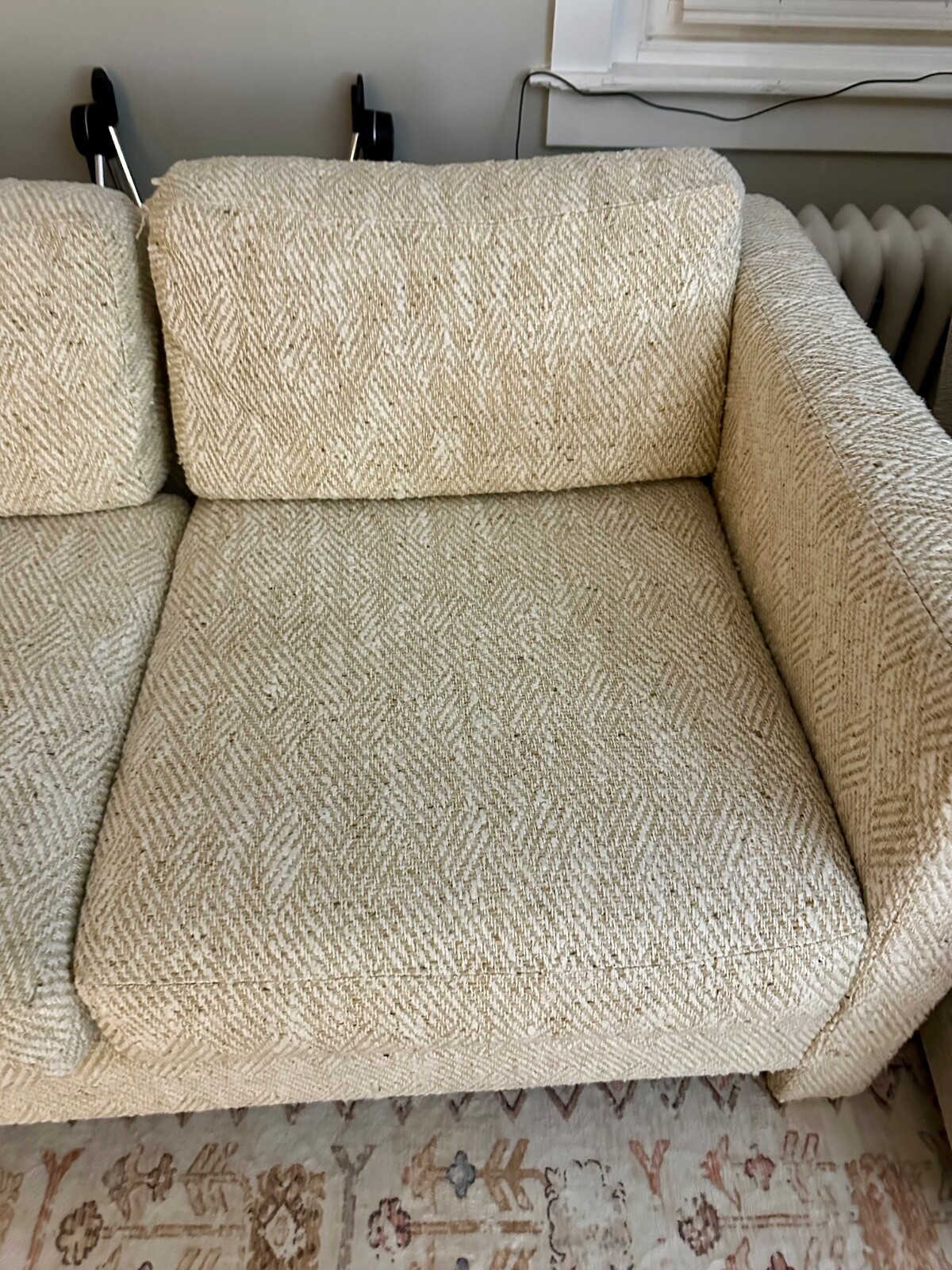 Perfect love seat for additional seating and to spruce up any room.
