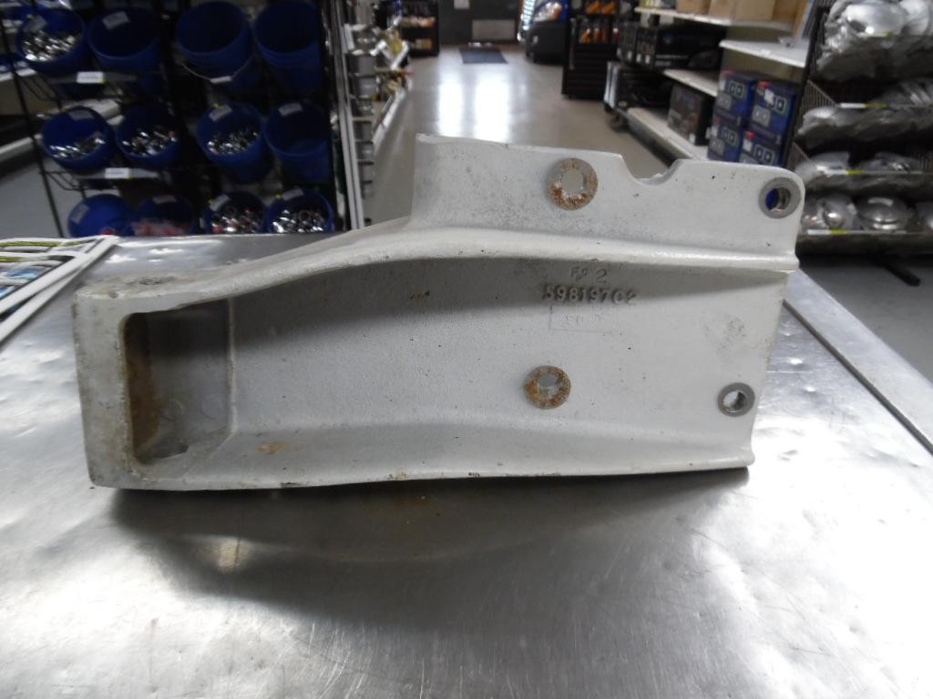 For 2000 INTERNATIONAL 9100 CAB MOUNT,BRACKET Right , MN