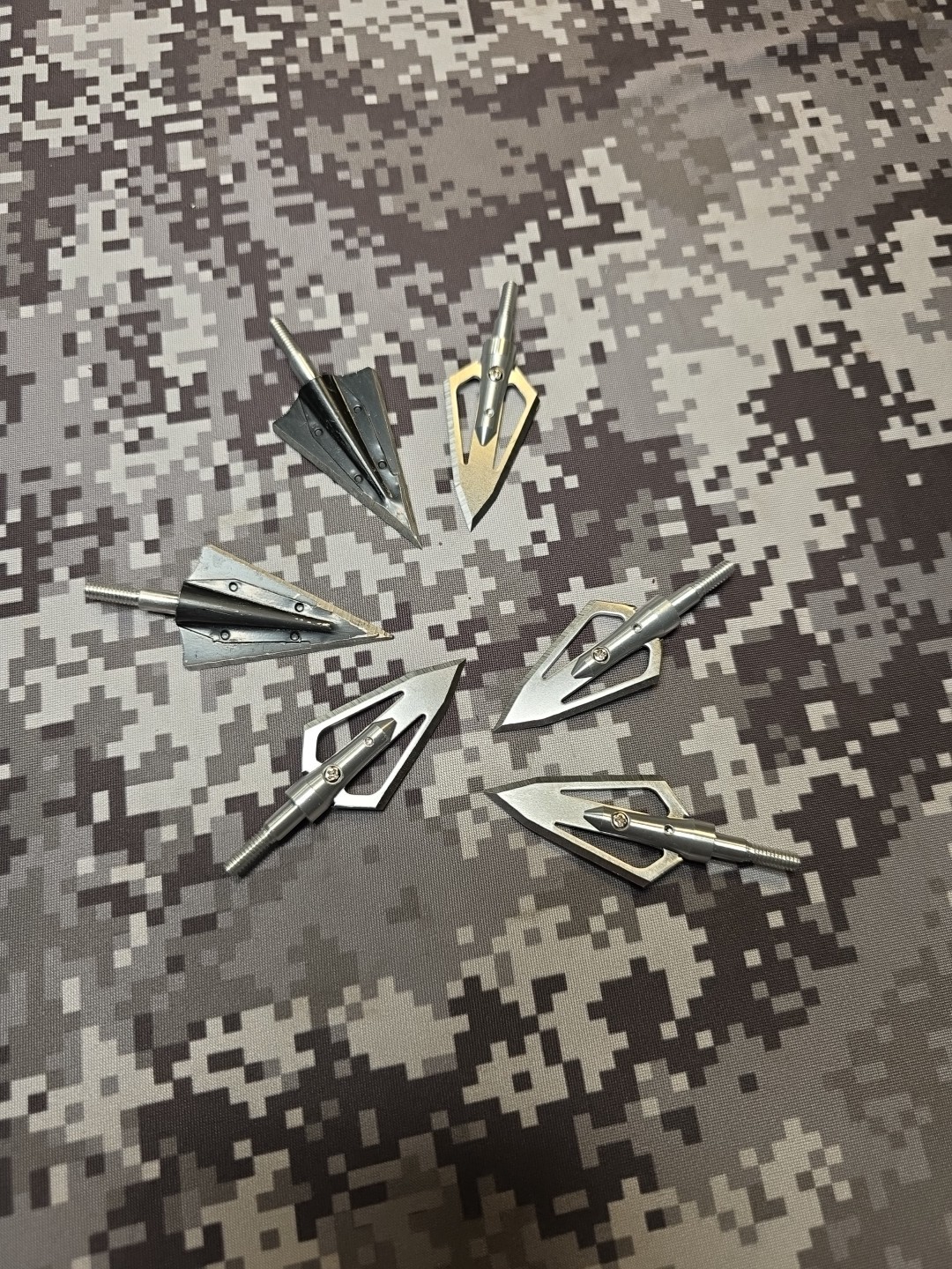 LOT OF 6 CUT ON IMPACT 2 BLADE SCREW IN BROADHEADS TRADITIONAL HEADS BOWHUNTING