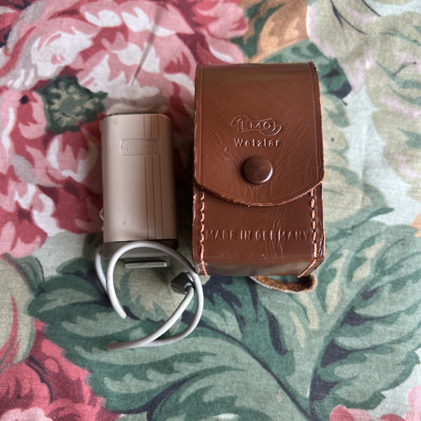 Emo Wetzlar Compact Flash Bulb Attachment With Leather Case - Germany - Vintage