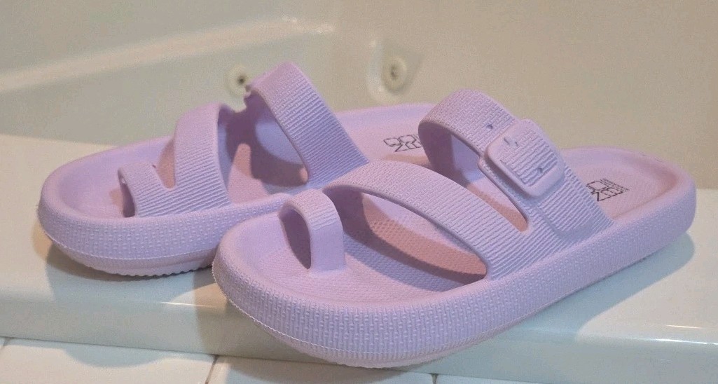 ​NO BOUNDARIES Size 6  Women  Sandals Cloud Slides Toe Loop Double  Strap Lilac