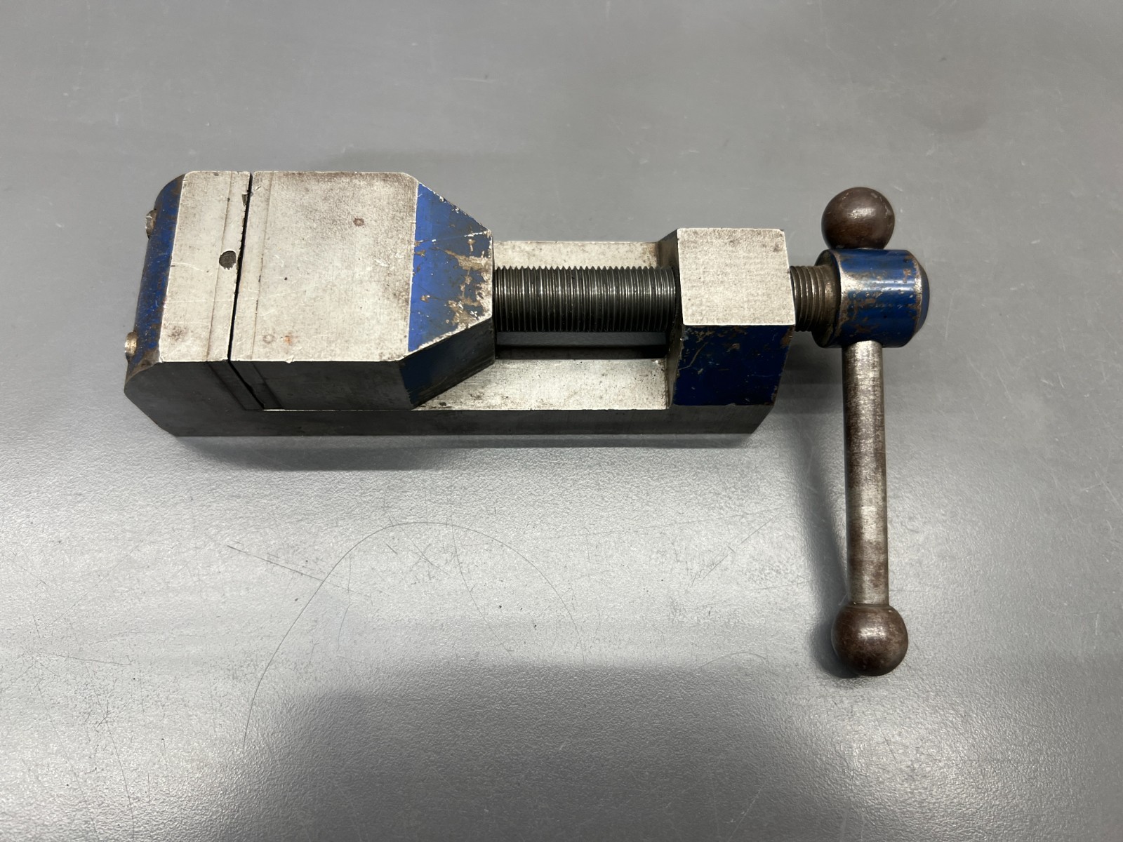 (s) VINTAGE MACHINIST PRECISION TABLE VISE 1-7/8" JAW 2" CAP - WELL MADE