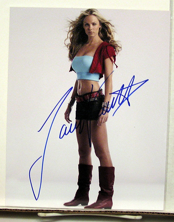 SMALLVILLE TV Series Autograph 8X10 Photo- Laura Vandervoort/Kara (EBAU-613)