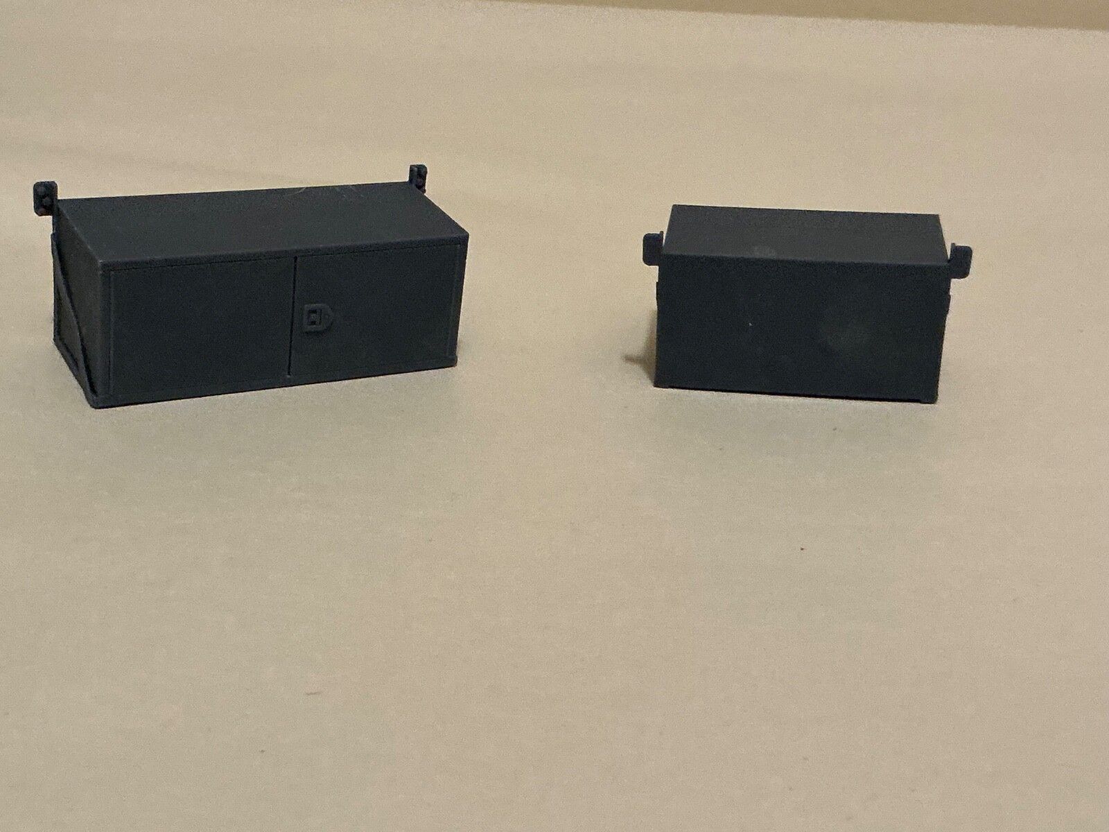 1/25th scale resin 3d printed tool boxes designed by Nahuel Customs