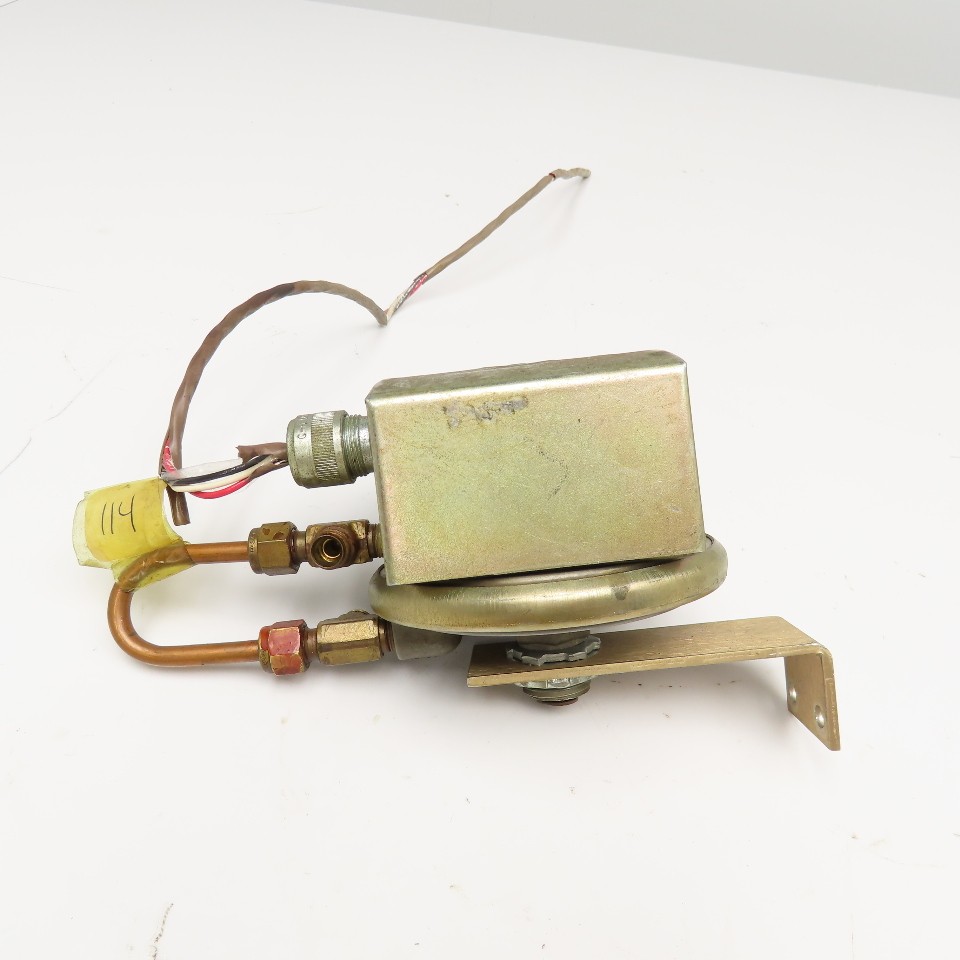 Dwyer Cat 1823-2-2-5 Pressure Switch 10 PSI 125-480V