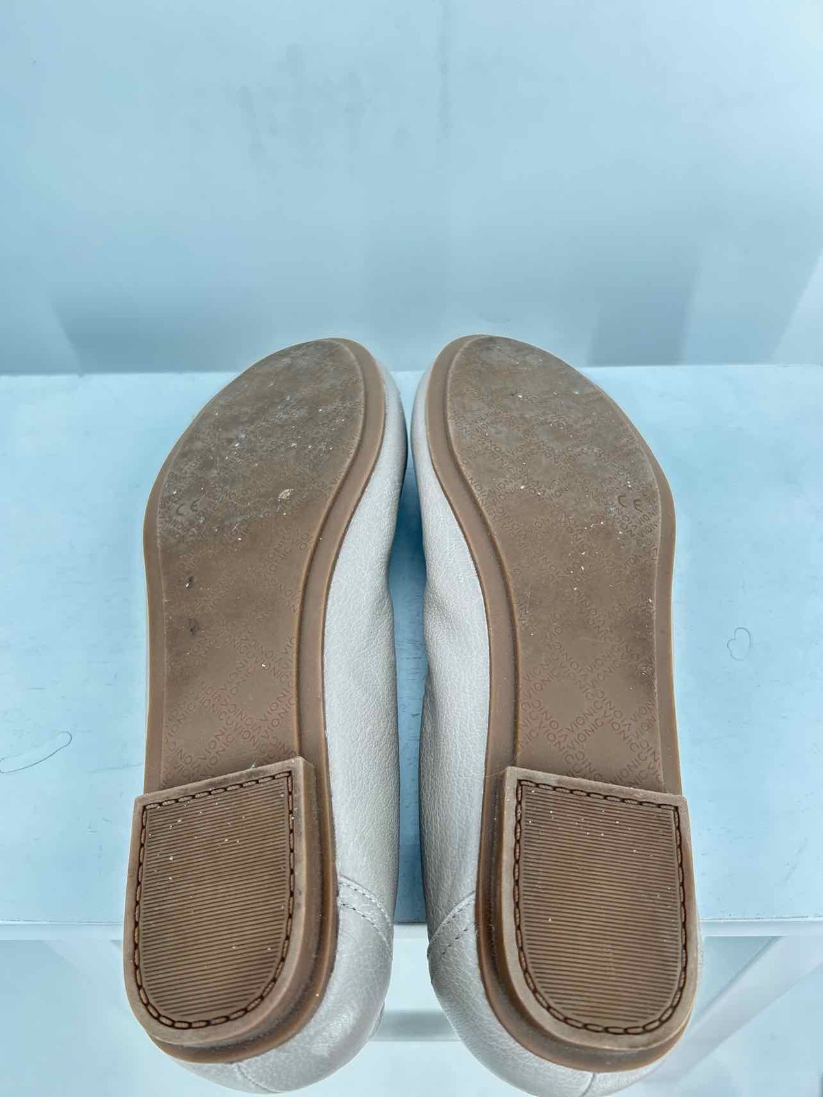 Vionic Women Size 9 Light Gray Flats