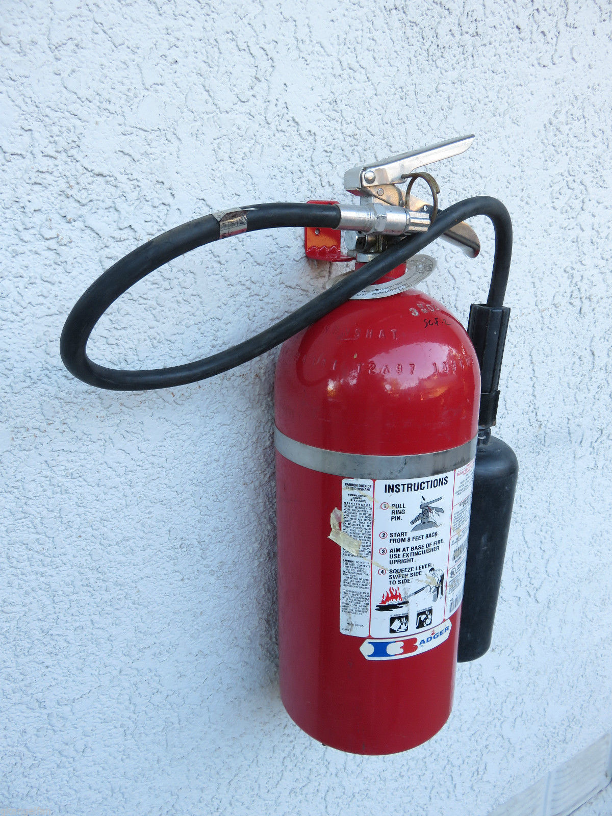 ✅🔥🧯5 LOT HOOK STYLE WALL MOUNT 15/20# SIZE FIRE EXTINGUISHER BRACKET UNIVERSAL