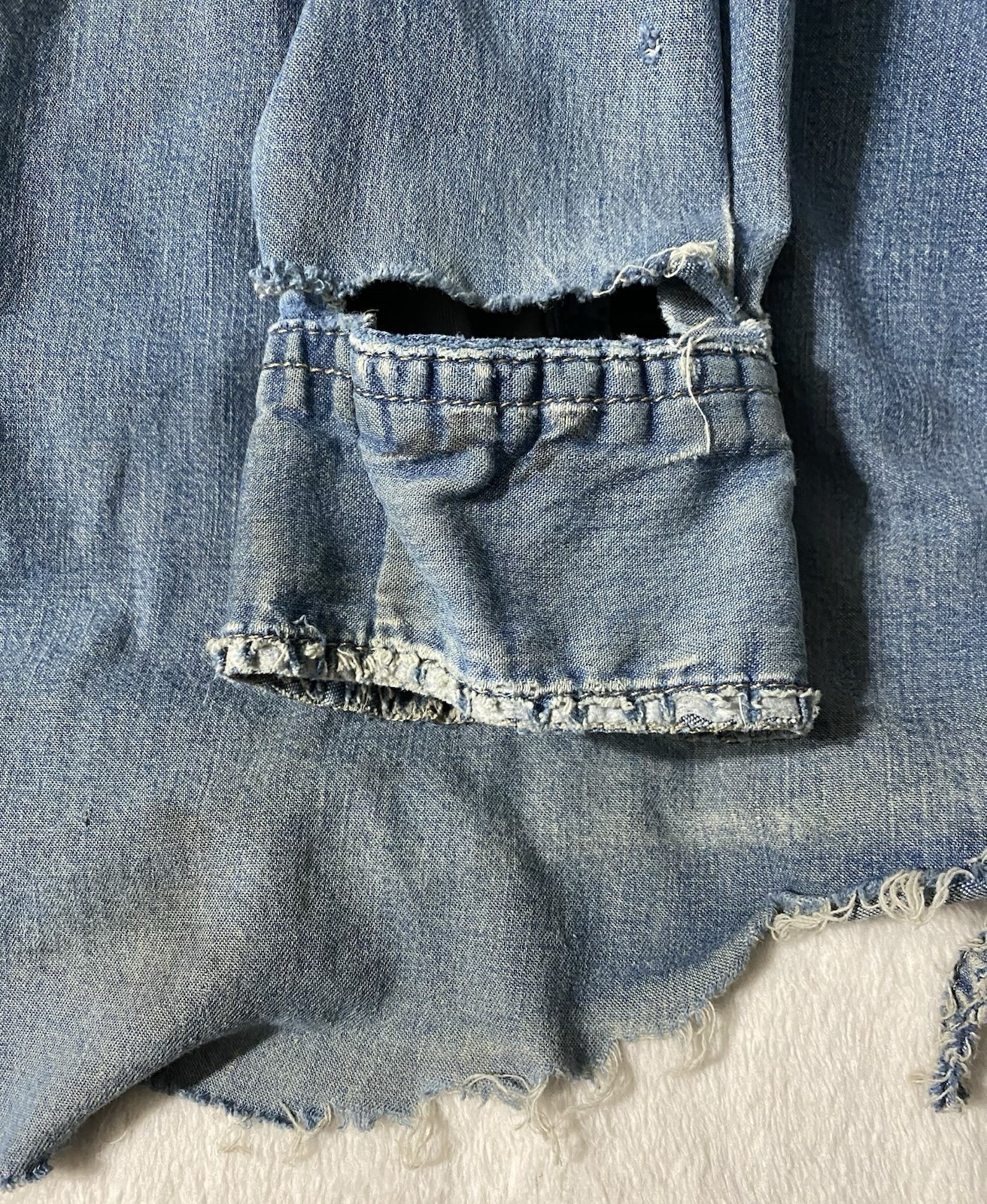 Thrashed Wrangler Men’s Denim Work Shirt Size Large Button Up